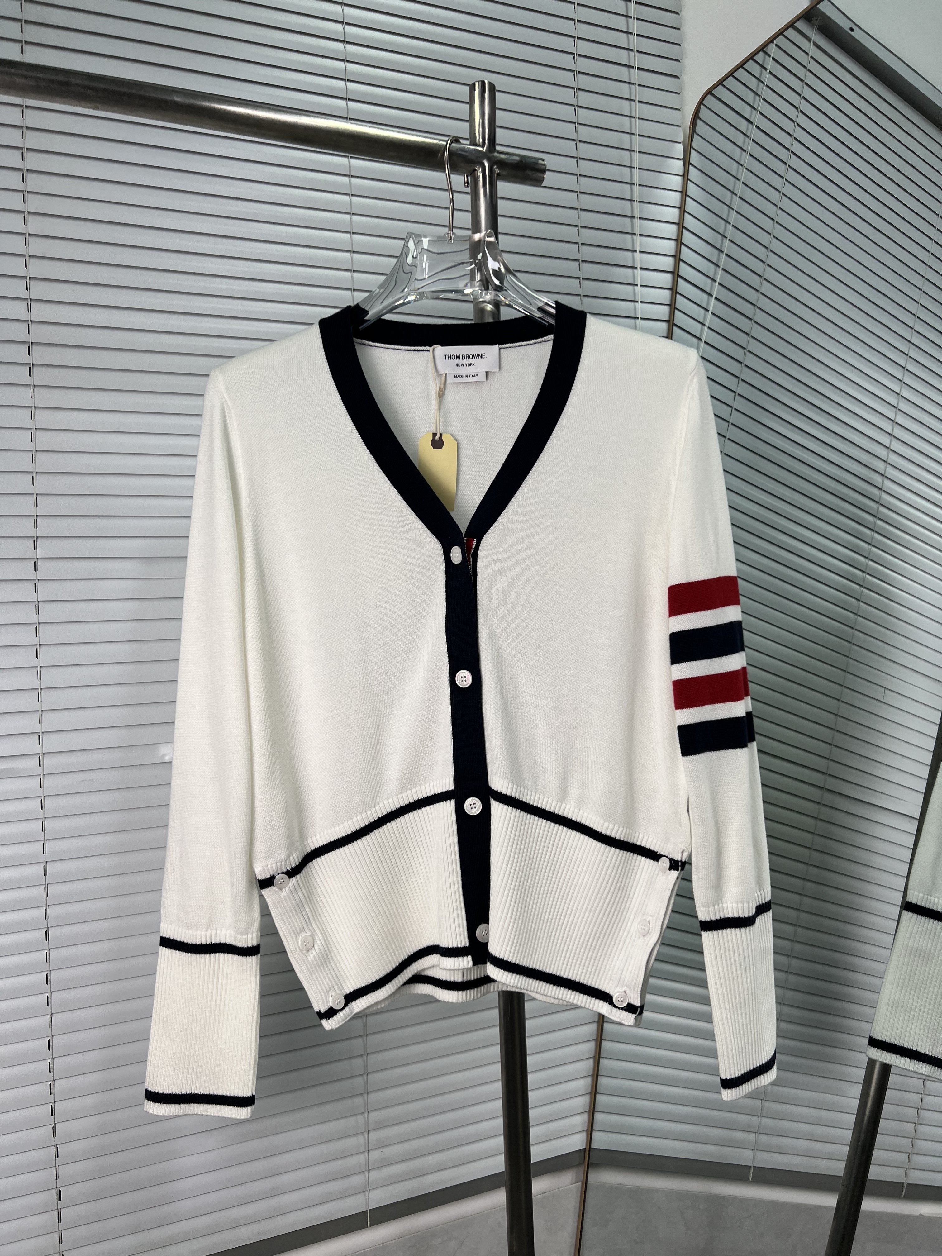 Thom Browne 톰브라운 레드·화이트·블루 4줄 V넥 니트 가디건 의류