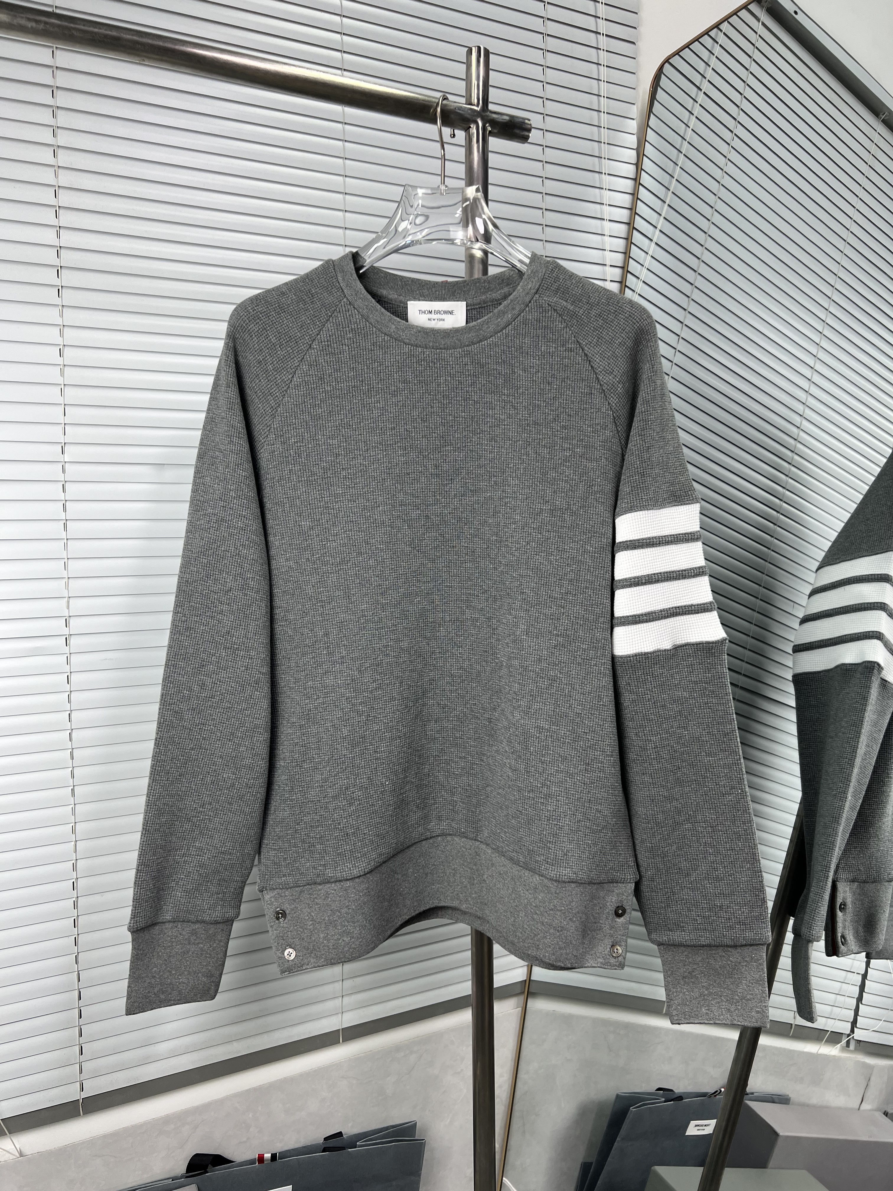 Thom Browne 톰브라운 와플 조직 4선 스트라이프 풀오버 티셔츠 의류