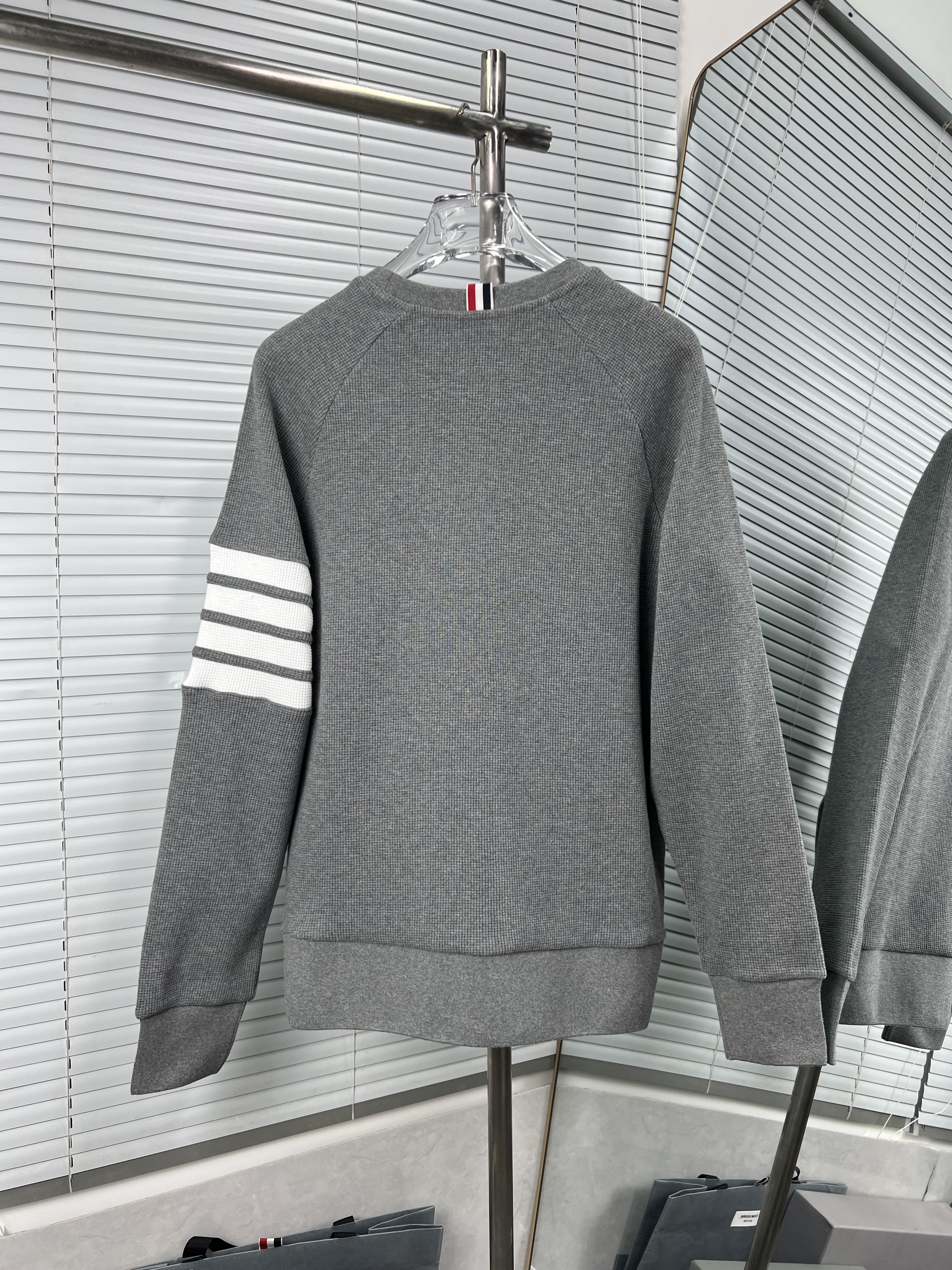 Thom Browne 톰브라운 와플 조직 4선 스트라이프 풀오버 티셔츠 의류