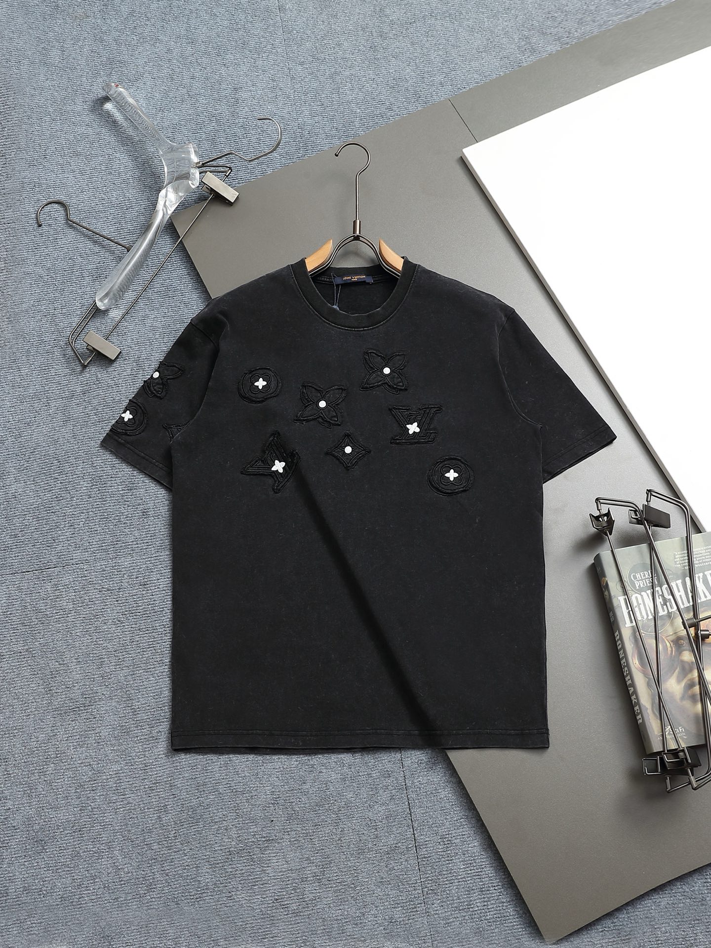 Louis Vuitton LV 루이비통 클래식 로고 패치 자수 반팔 티셔츠 의류