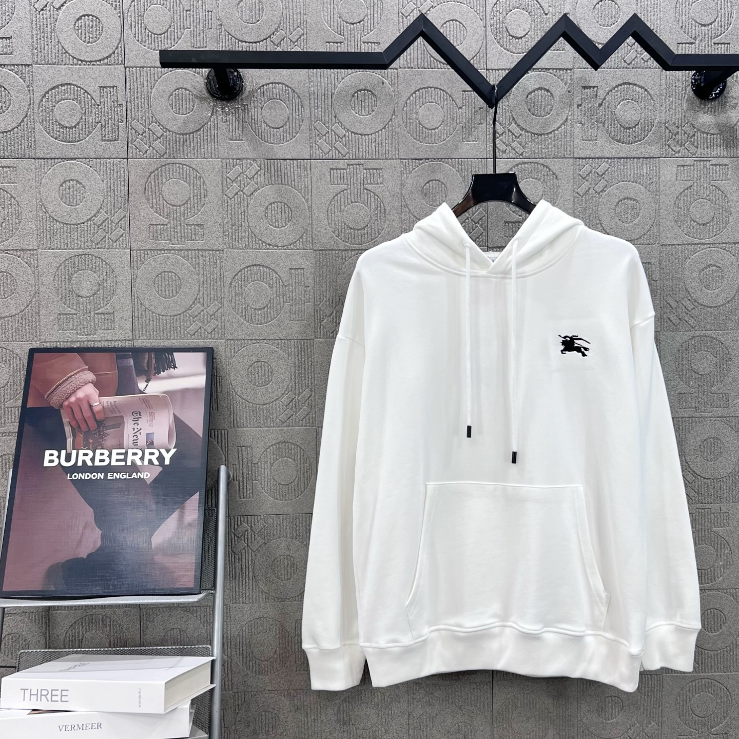 Burberry 버버리 전면 마크 미니 로고 자수 & 후면 말 발포 프린트 후드티 맨투맨 티셔츠 의류