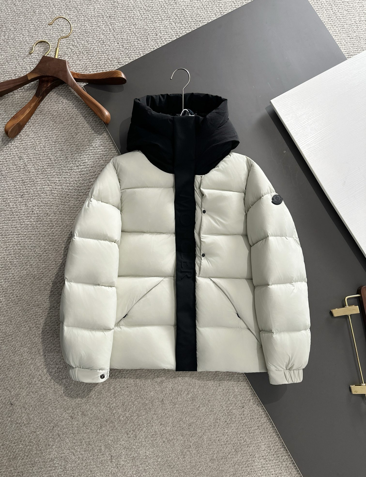 MONCLER 몽클레어 몽클레르 블랙워리어 패딩 점퍼 의류 (화이트)