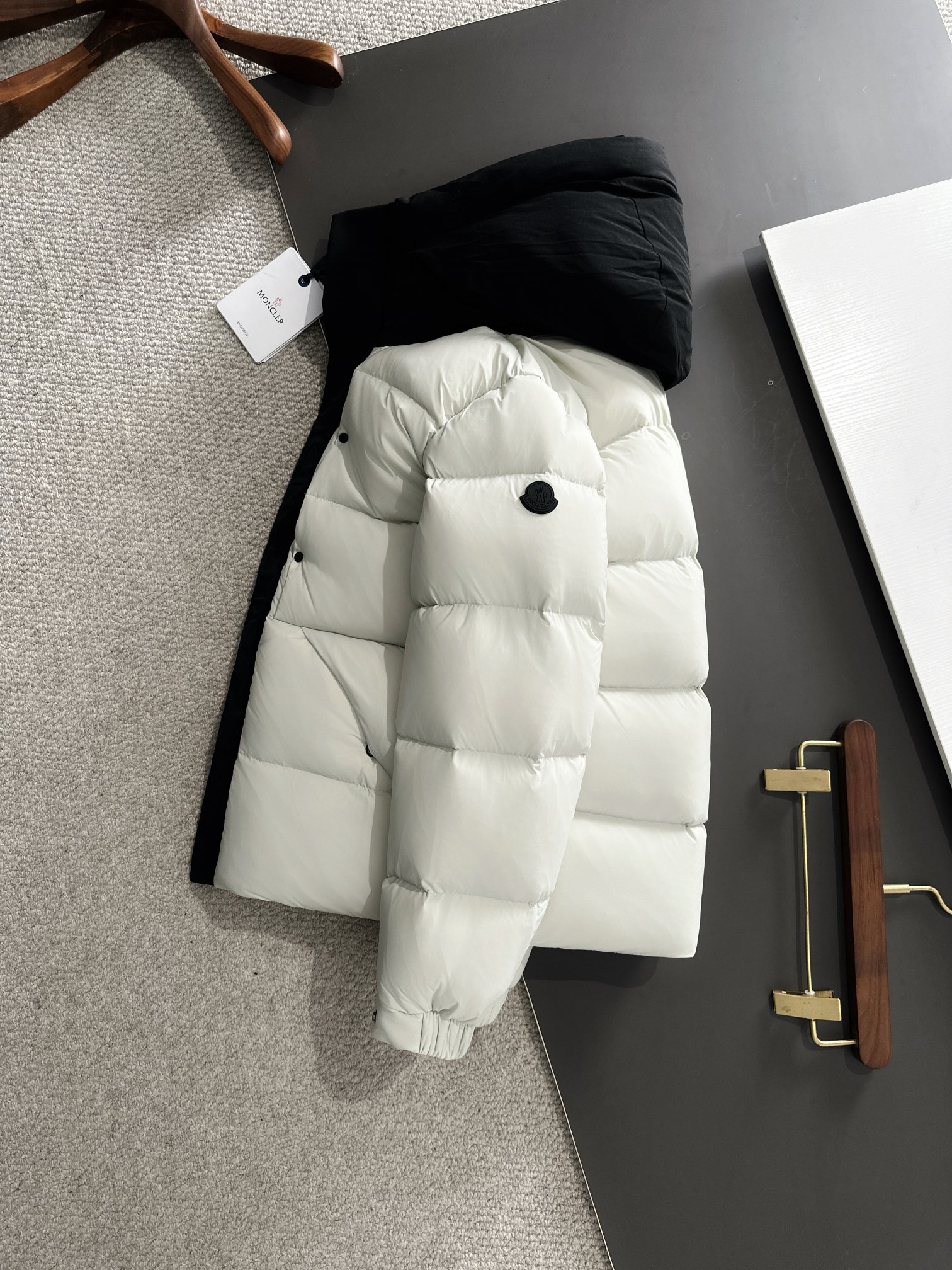 MONCLER 몽클레어 몽클레르 블랙워리어 패딩 점퍼 의류 (화이트)