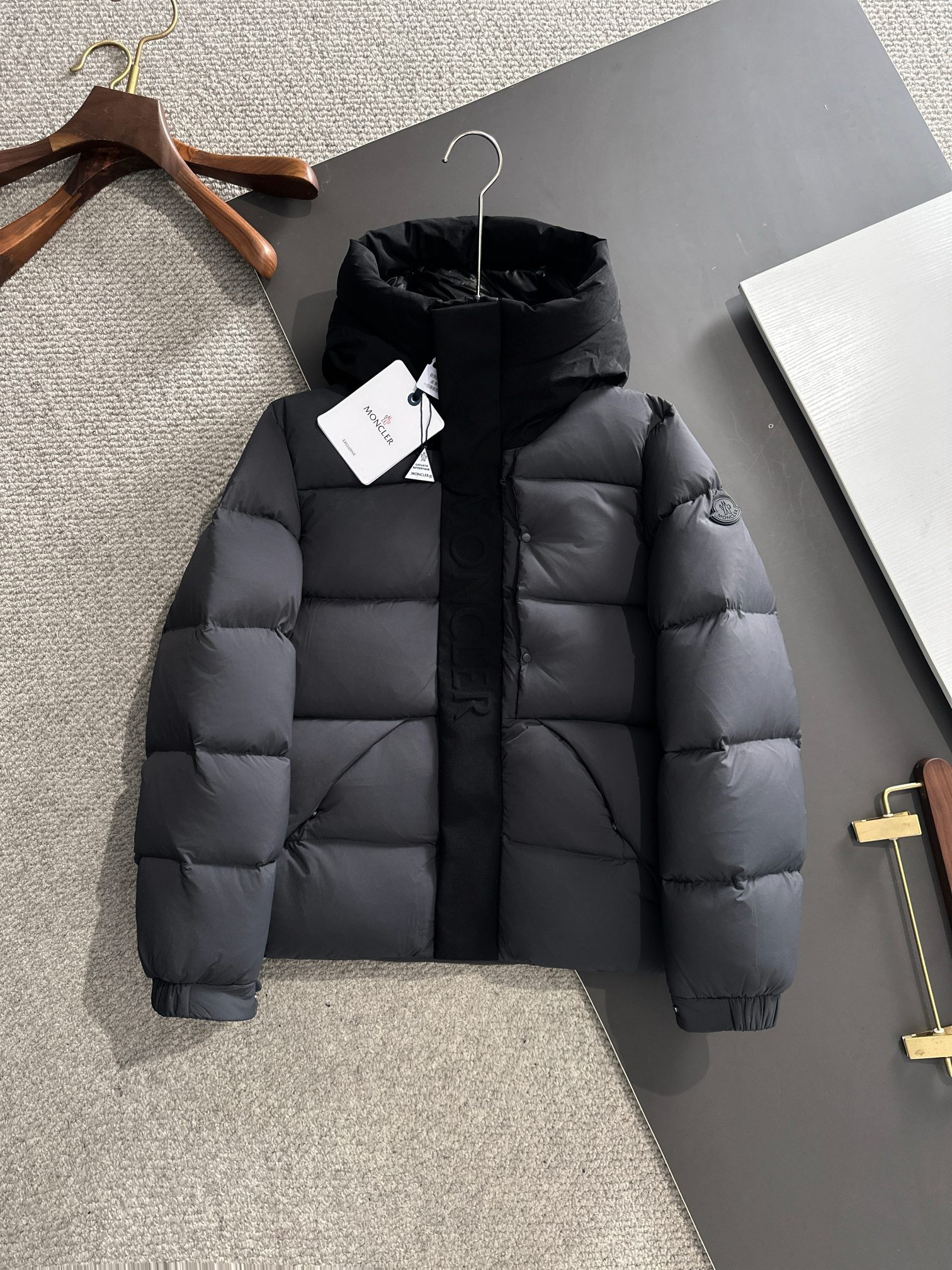 MONCLER 몽클레어 몽클레르 블랙워리어 패딩 점퍼 의류 (그레이）