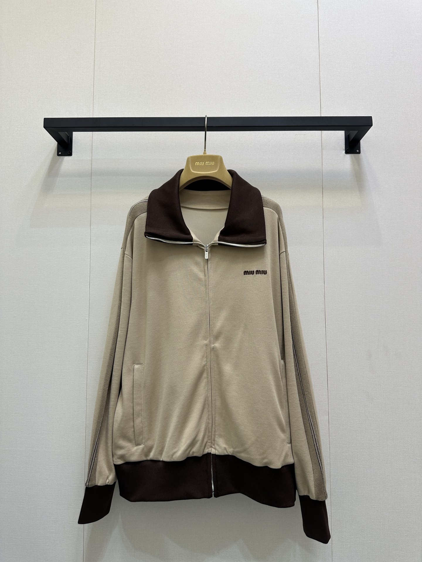 miumiu 미우미우 스포츠 무드 집업 자켓 + 쇼츠 세트업 의류