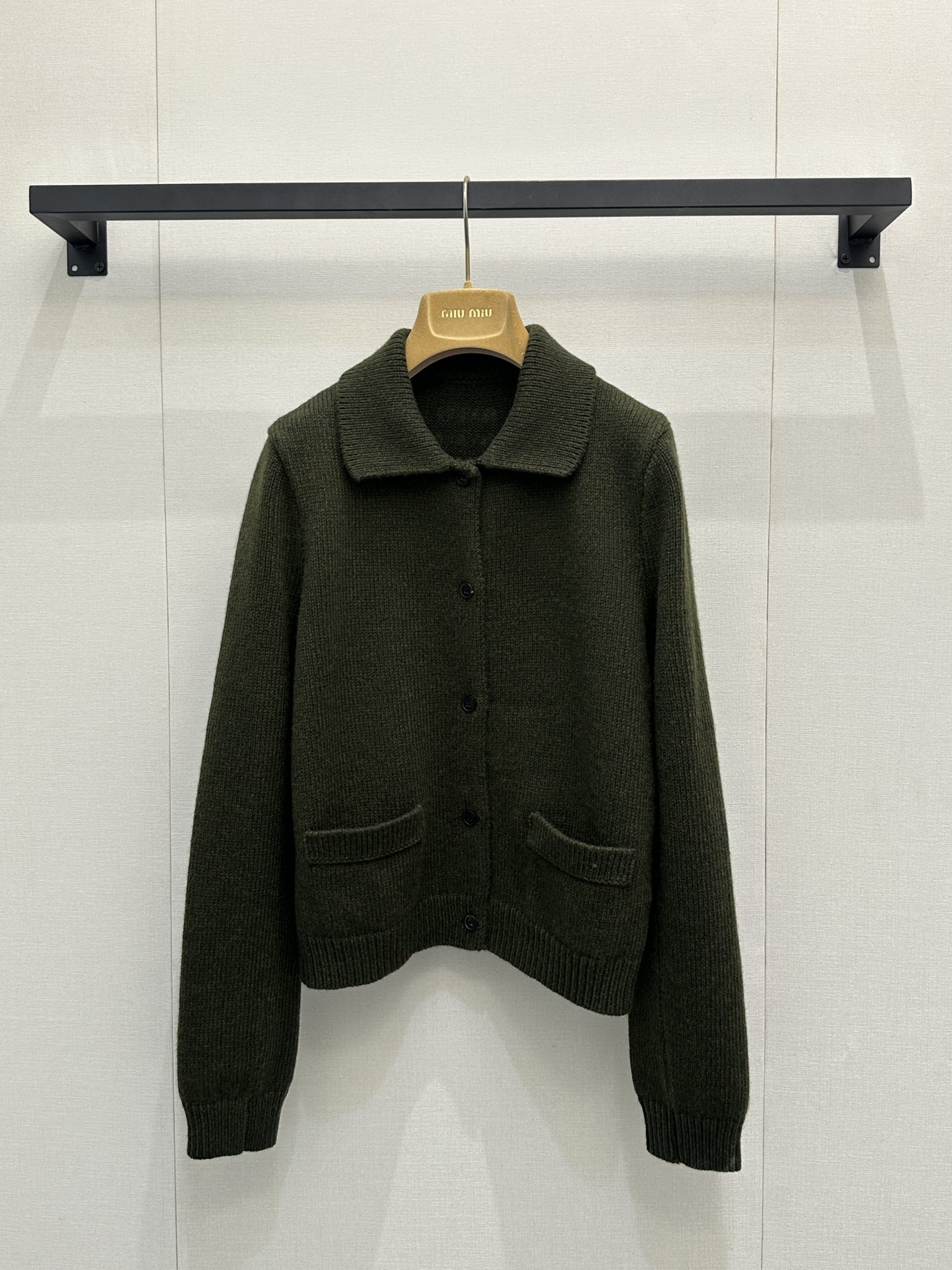miumiu 미우미우 후면 로고 레터링 카라 니트 가디건 의류