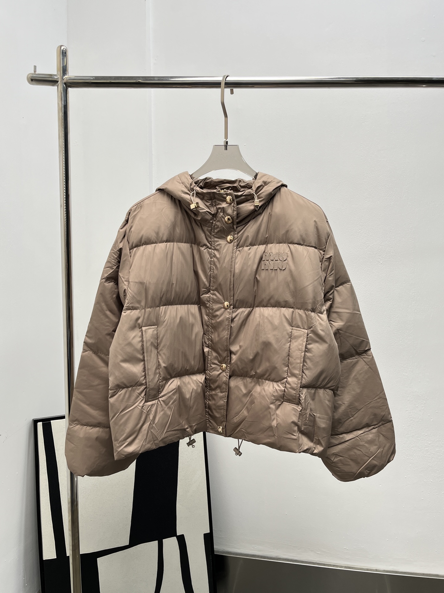 miumiu 미우미우 크림 아몬드 컬러 로고 패치 후드 패딩 점퍼 의류