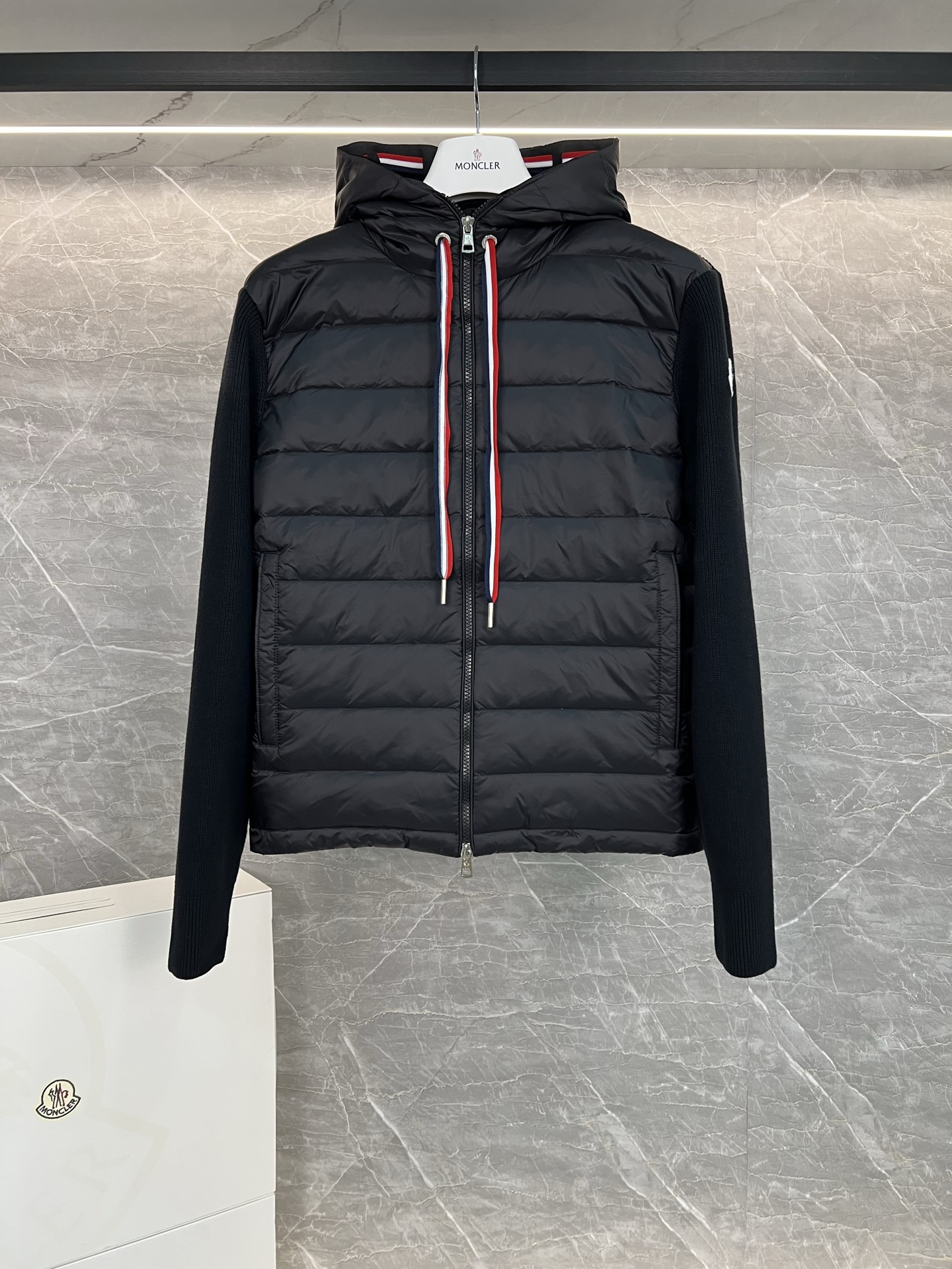 Moncler 몽클레어 몽클레르 남성 울소매 배색 후드 니트 다운 재킷 자켓 의류