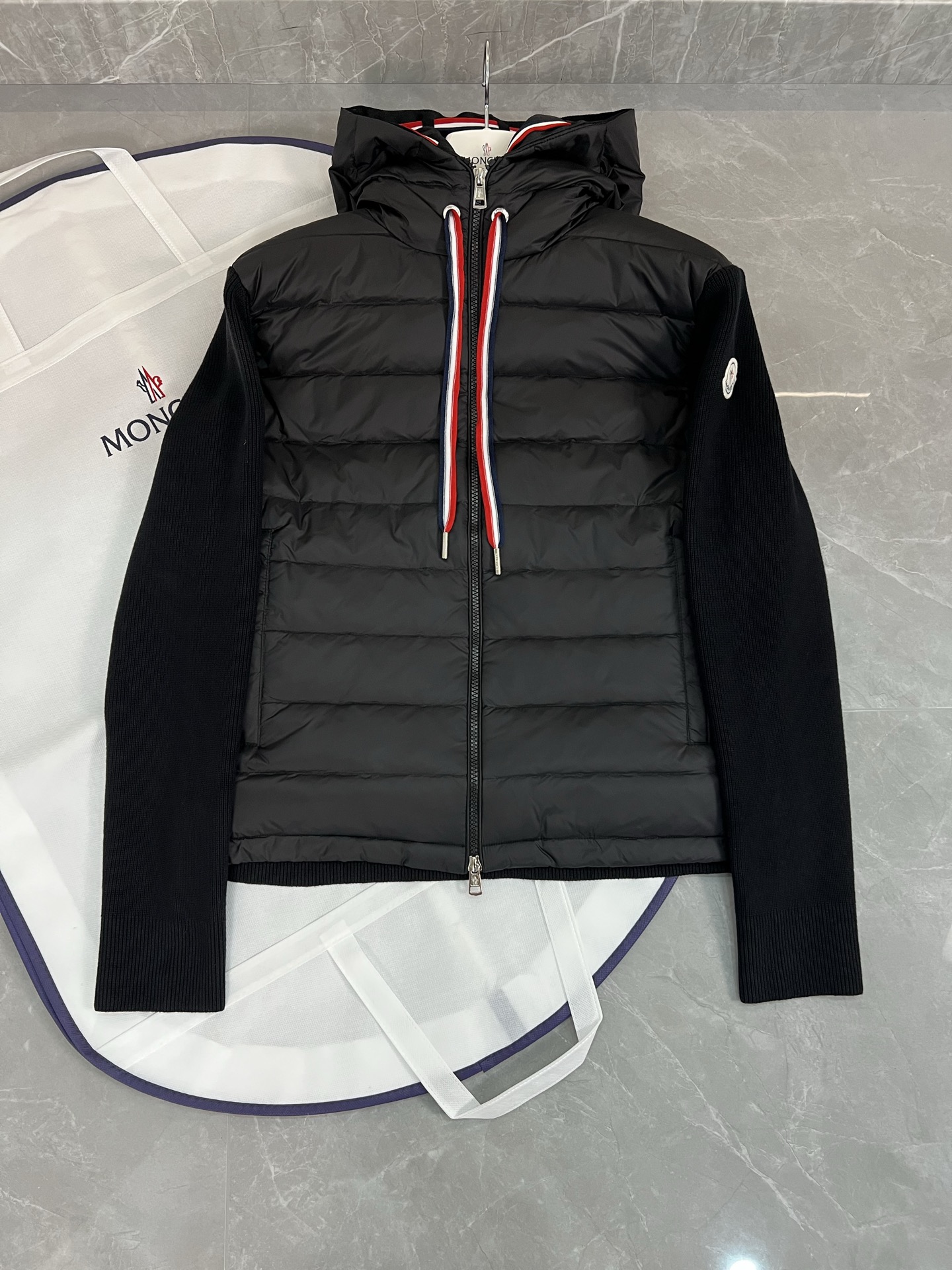Moncler 몽클레어 몽클레르 남성 울소매 배색 후드 니트 다운 재킷 자켓 의류