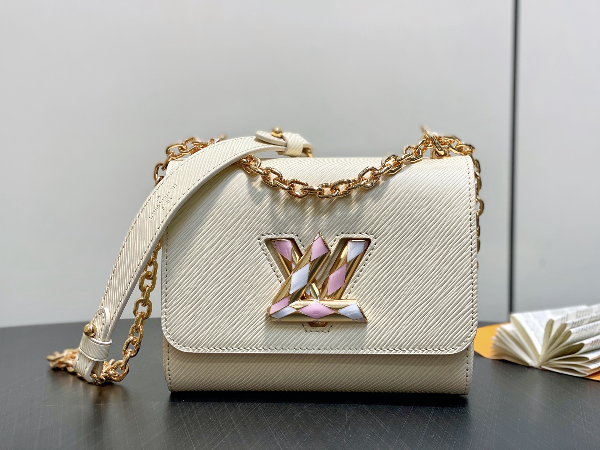 LV 루이비통 Twist 백 숄더백 체인백 가방 스몰 (M12507 / 아이보리)