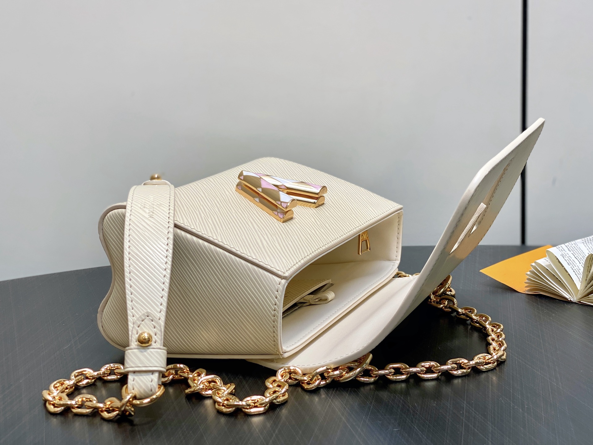 LV 루이비통 Twist 백 숄더백 체인백 가방 스몰 (M12507 / 아이보리)