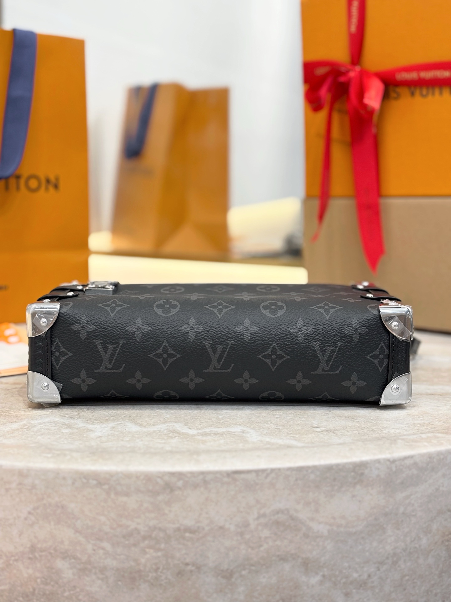 LV 루이비통 Side Trunk East West 크로스백 미디엄 (M26226 / 블랙 모노그램 에클립스)