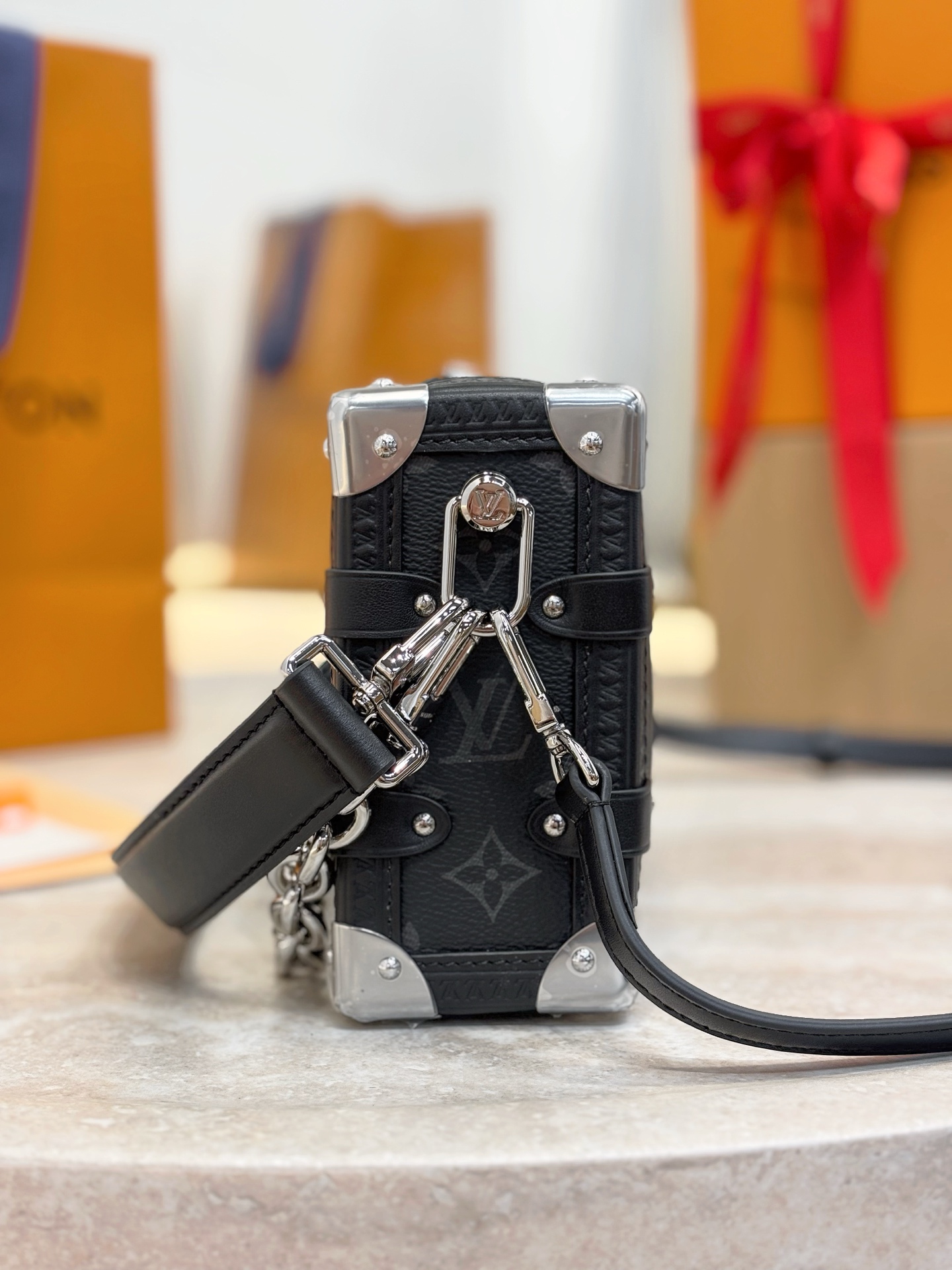 LV 루이비통 Side Trunk East West 크로스백 미디엄 (M26226 / 블랙 모노그램 에클립스)