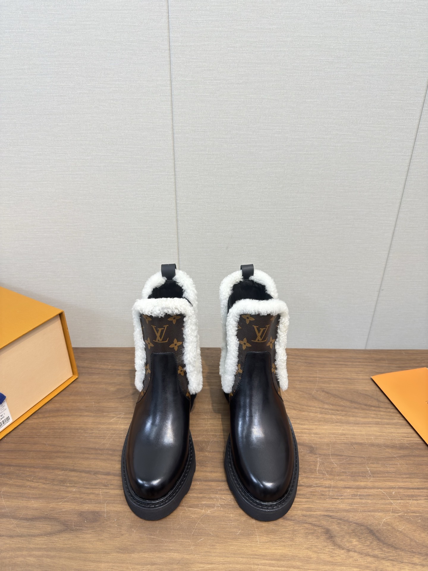 Louis Vuitton LV 루이비통 마틴 부츠 신발 (양털 부츠 시리즈)