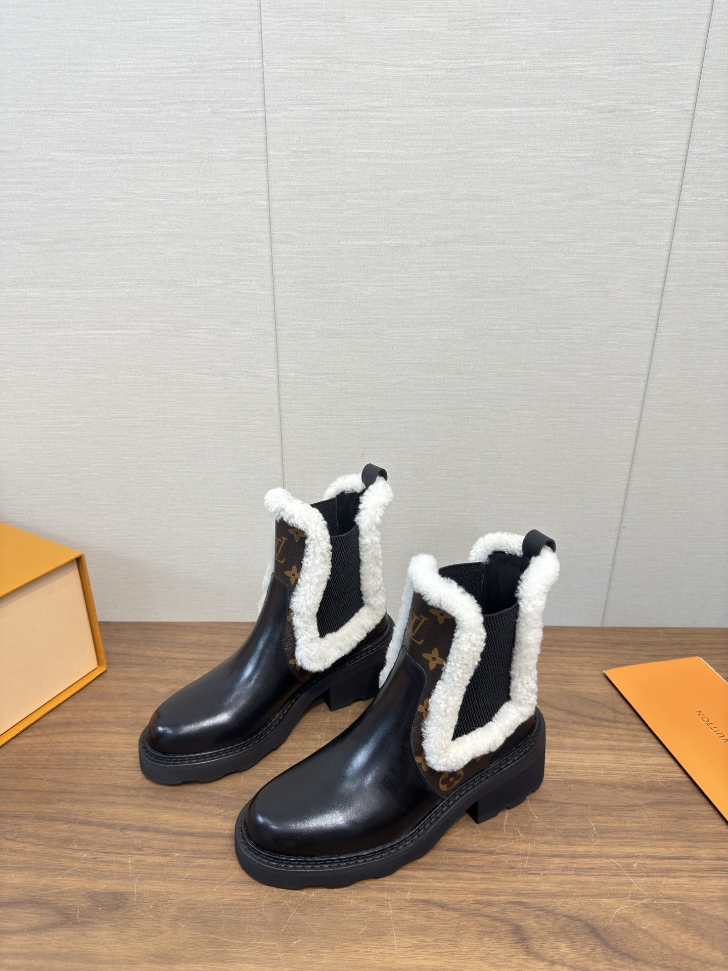 Louis Vuitton LV 루이비통 마틴 부츠 신발 (양털 부츠 시리즈)