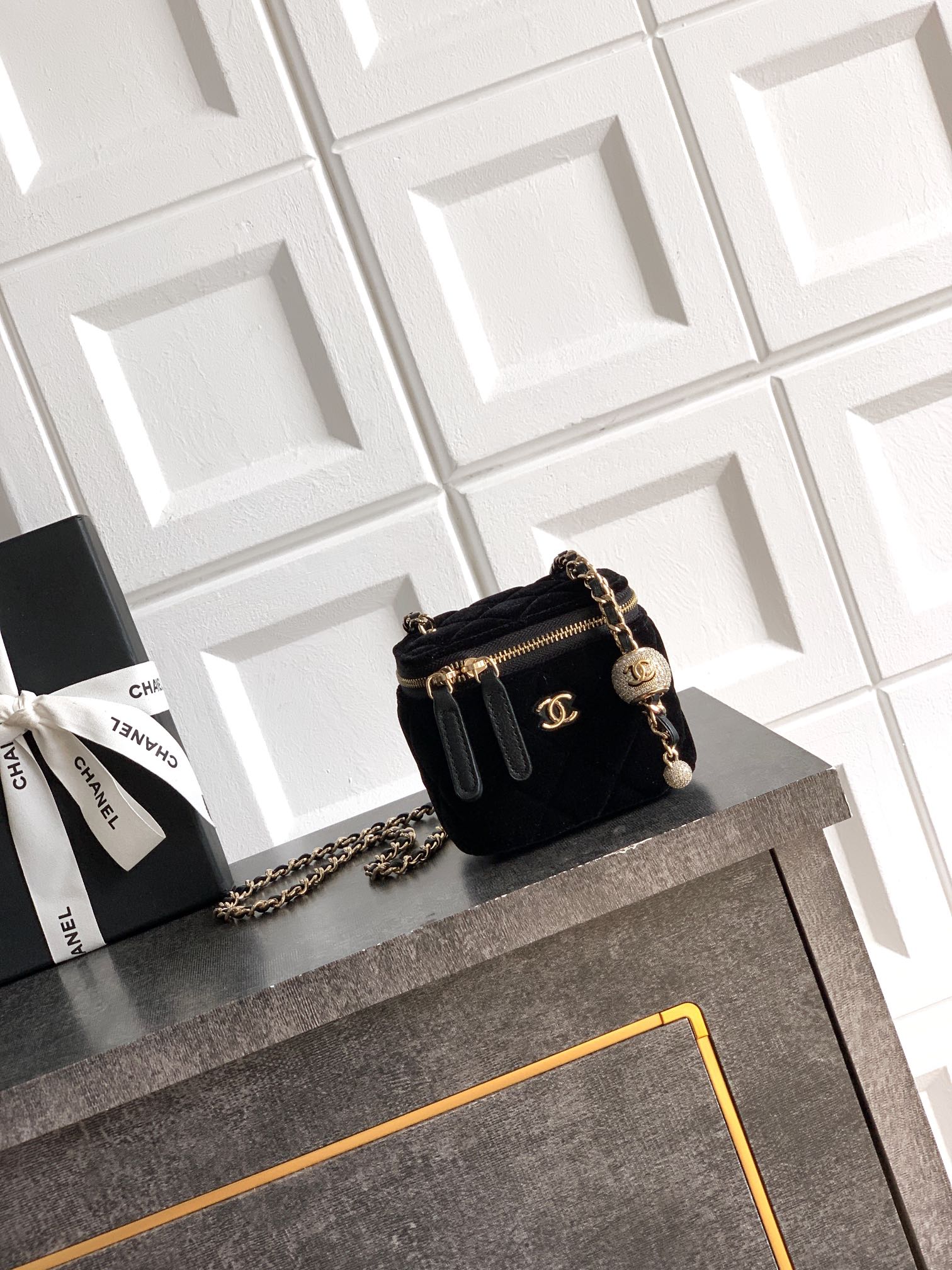 Chanel 샤넬 금속 볼 & 양가죽 미니 사각 숄더백 가방