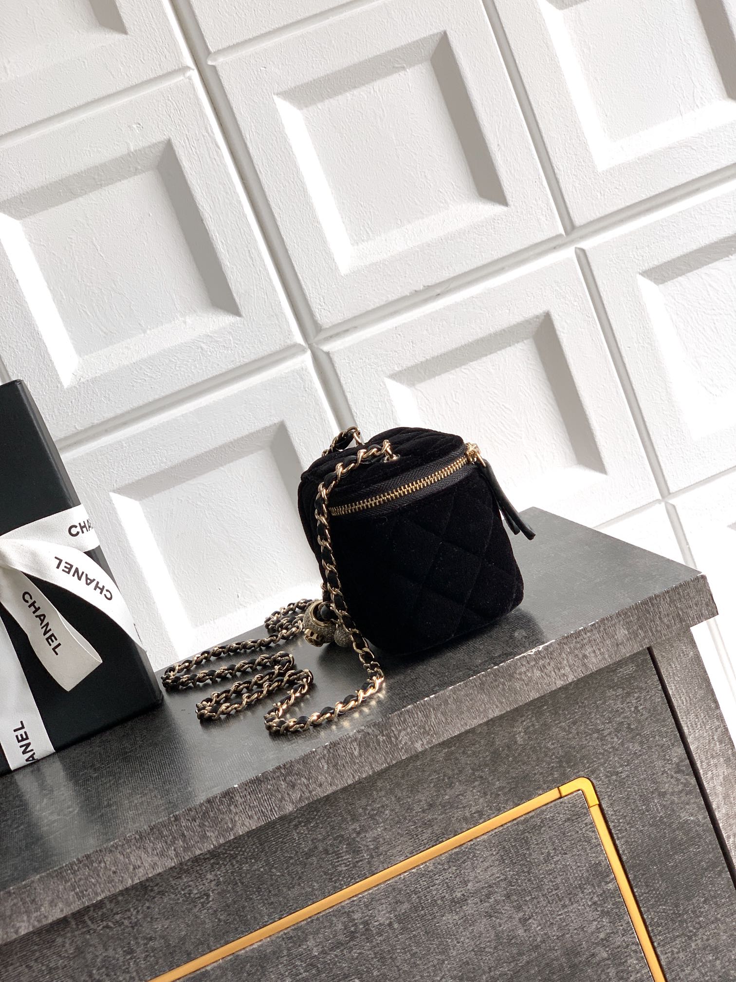 Chanel 샤넬 금속 볼 & 양가죽 미니 사각 숄더백 가방