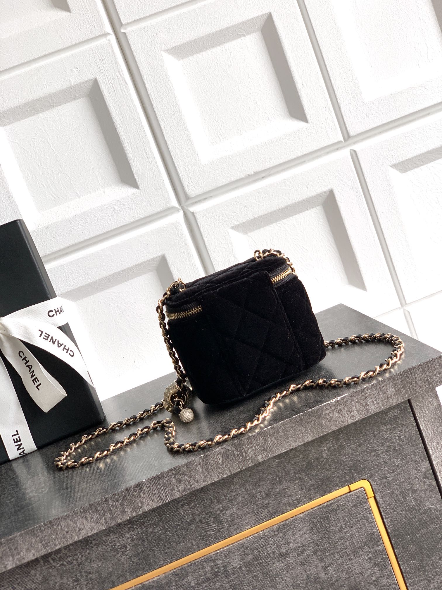 Chanel 샤넬 금속 볼 & 양가죽 미니 사각 숄더백 가방