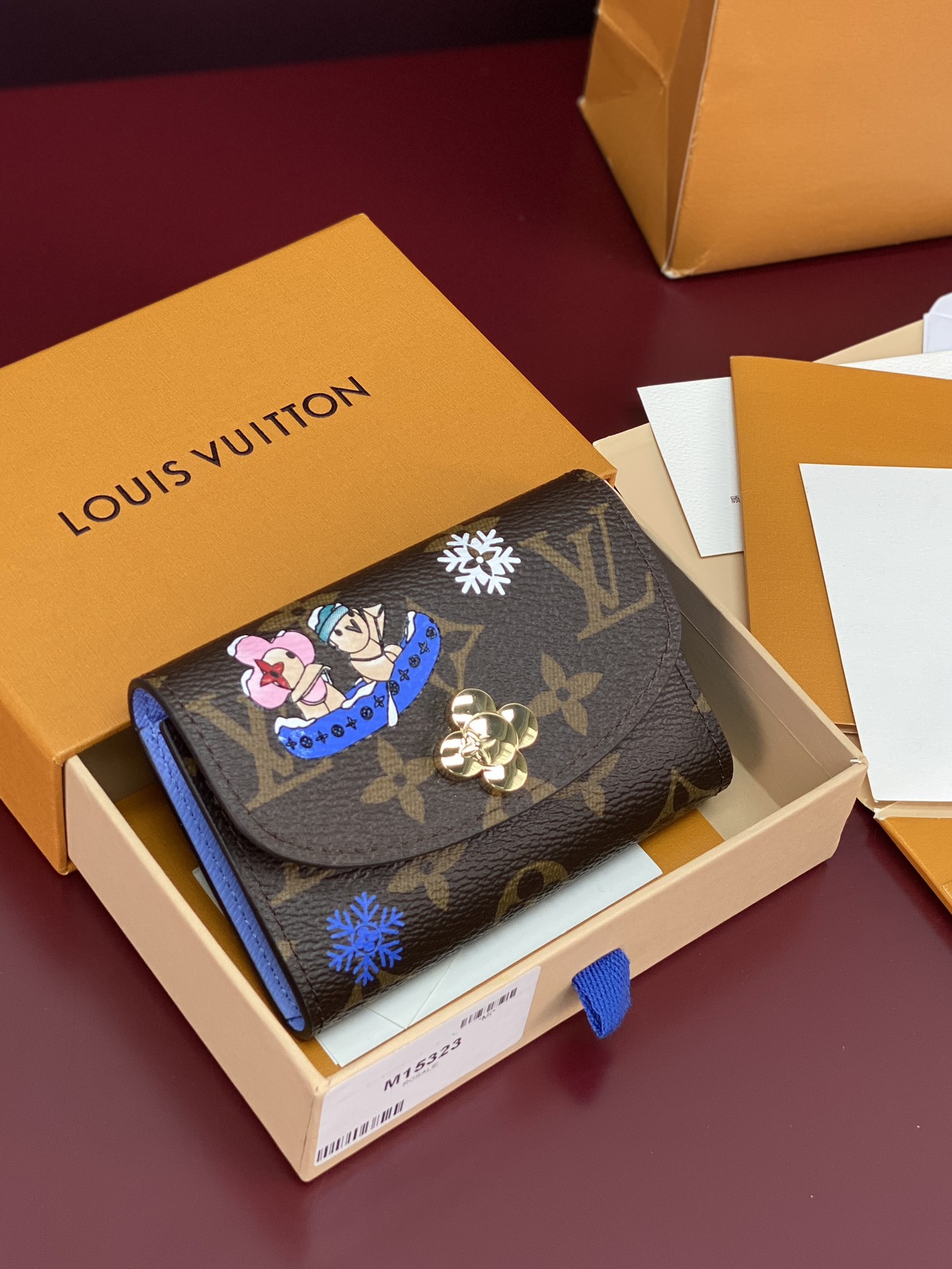 LV 루이비통 M15320 Vivienne Wintery Travel 시리즈 여권 케이스 지갑