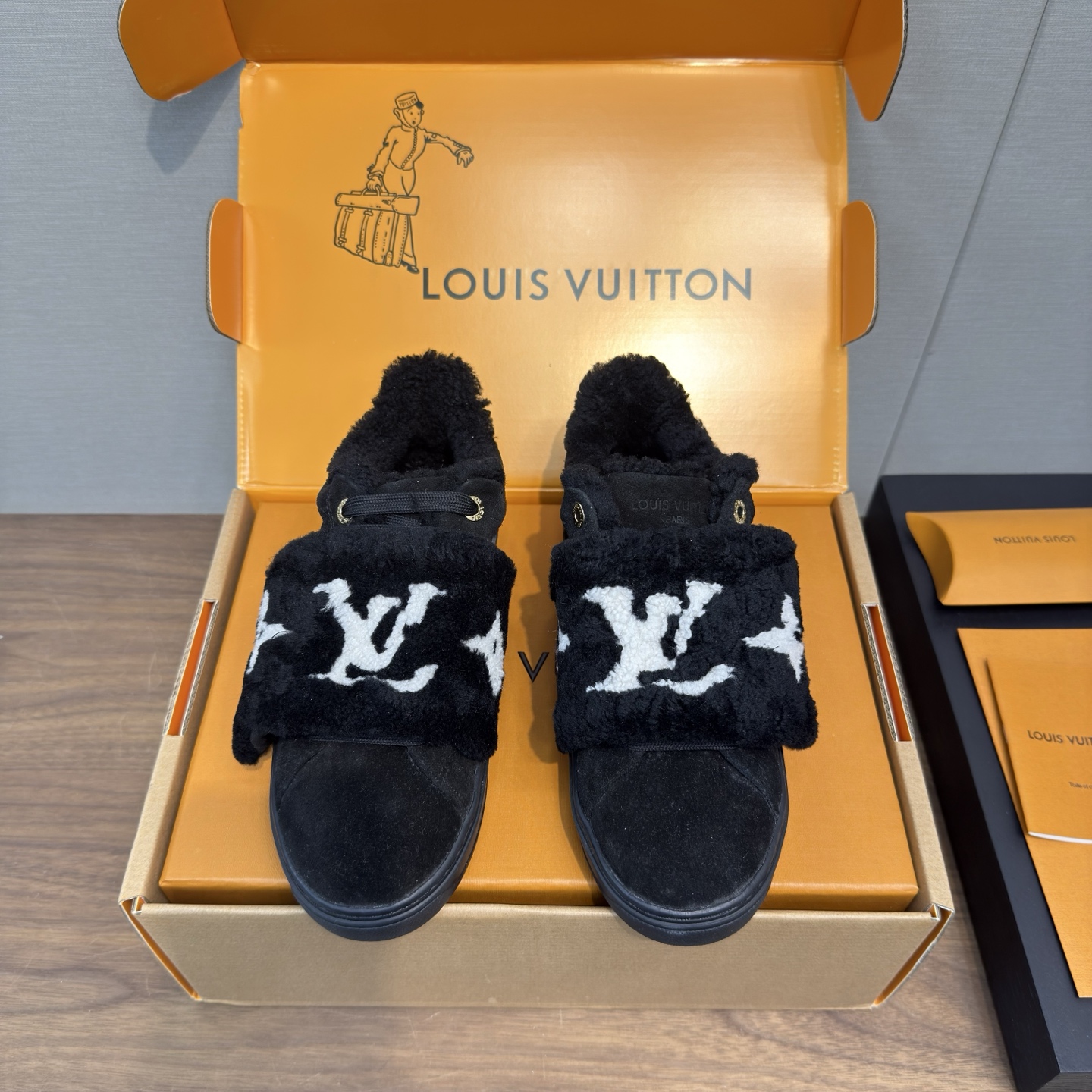 LV Time Out 루이비통 퍼 스니커즈 신발