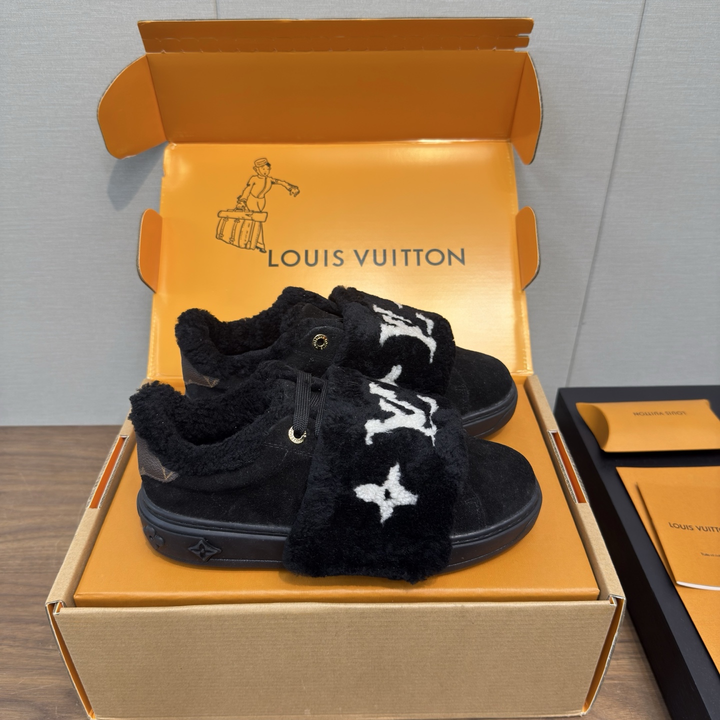 LV Time Out 루이비통 퍼 스니커즈 신발