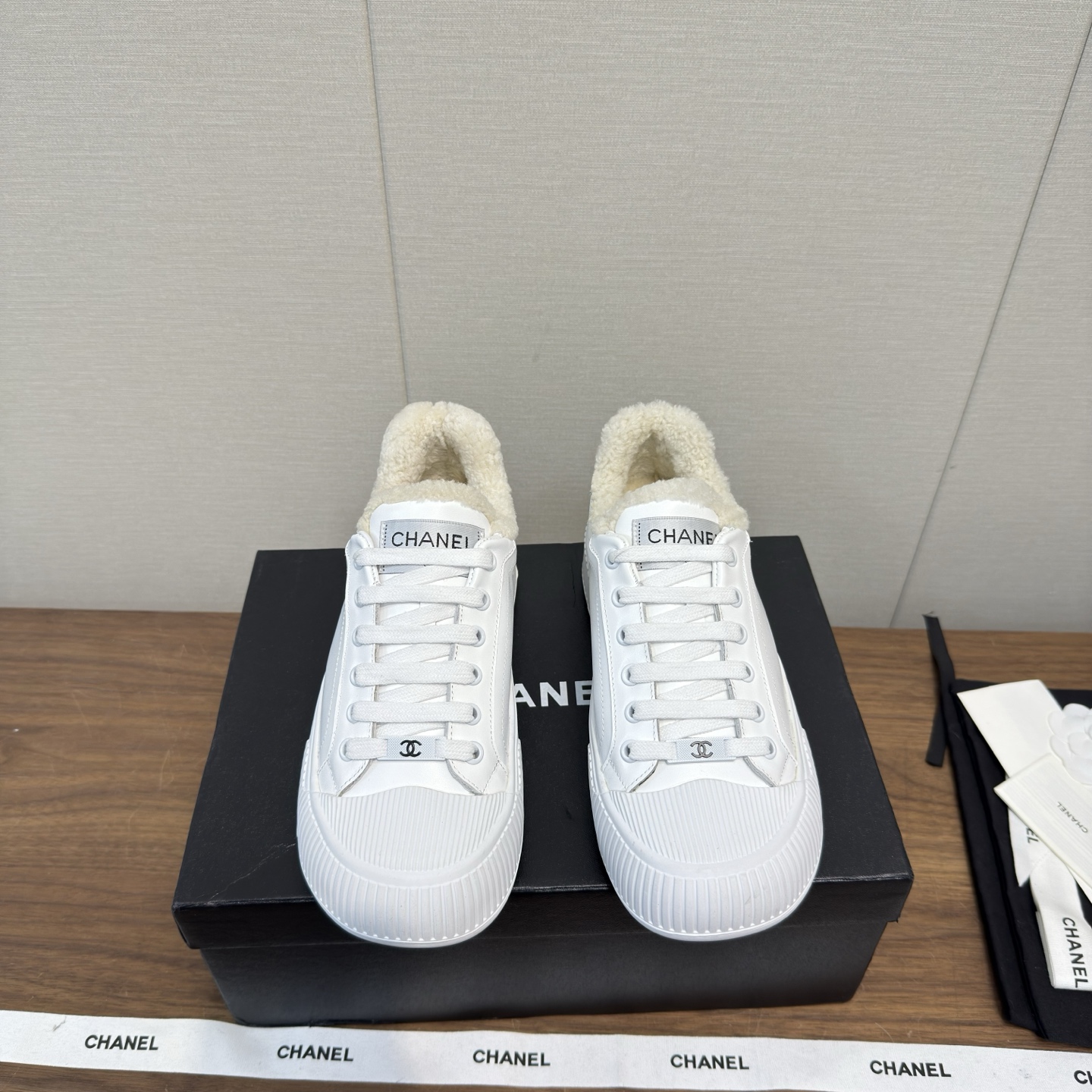 Chanel 샤넬 빅토 퍼 스니커즈