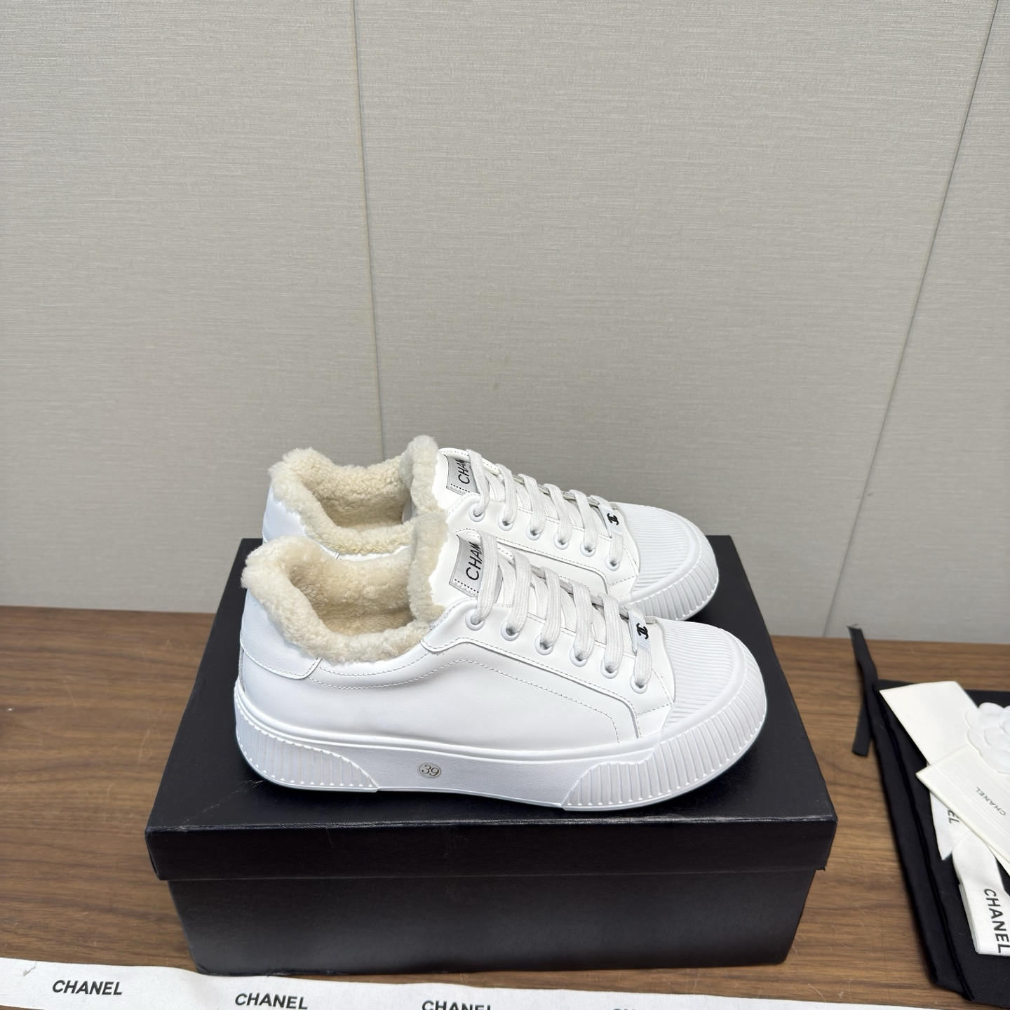 Chanel 샤넬 빅토 퍼 스니커즈