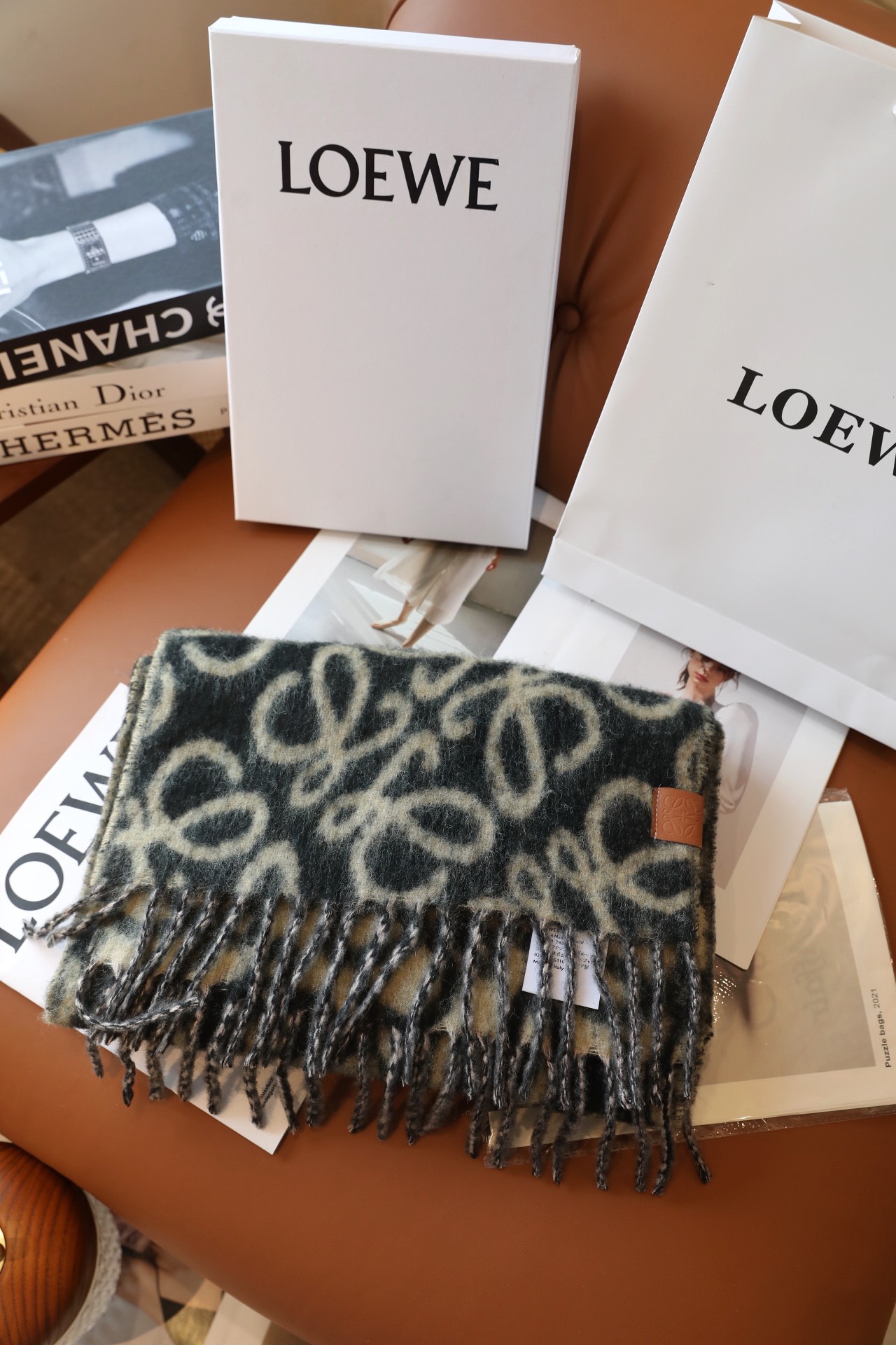 LOEWE 로에베 올오버 패턴 숄·머플러 목도리 스카프