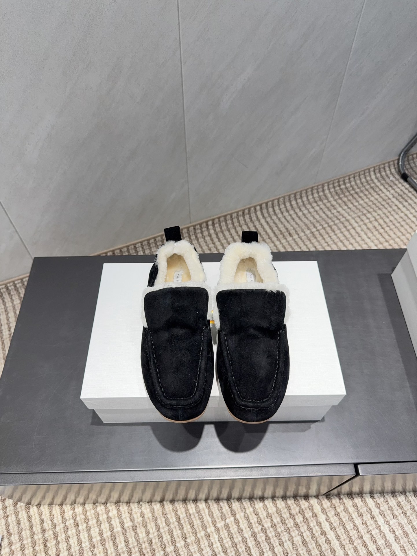 THE ROW 더 로우 모직 시어링 털 라운드 퍼 플랫 로퍼 신발