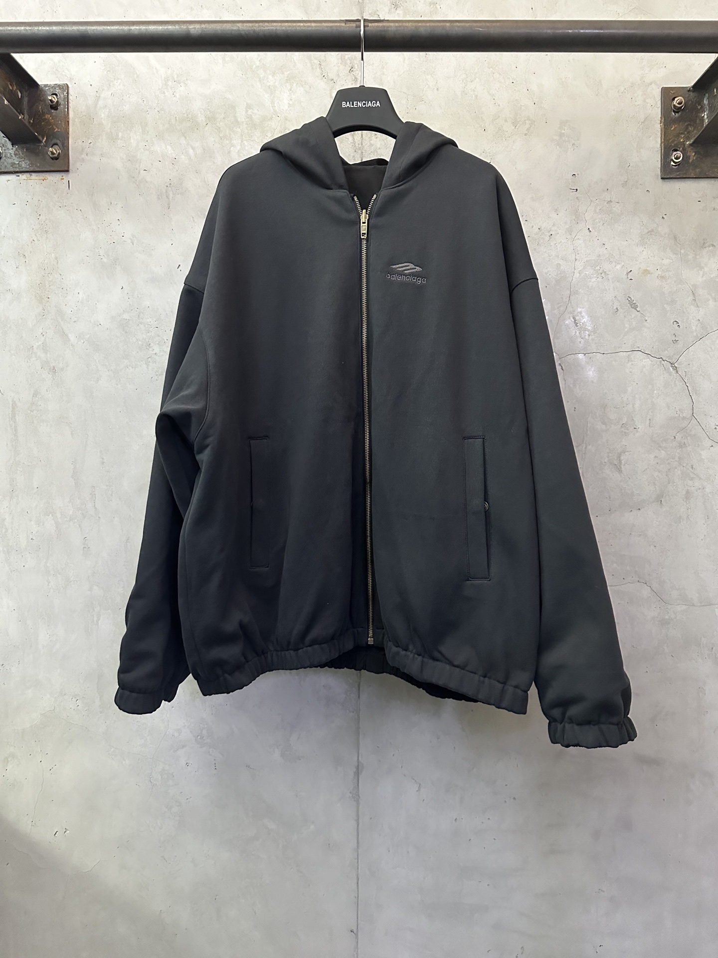 Balenciaga 발렌시아가 블랙·레드 배색 리버시블 후드 집업 자켓 재킷 의류