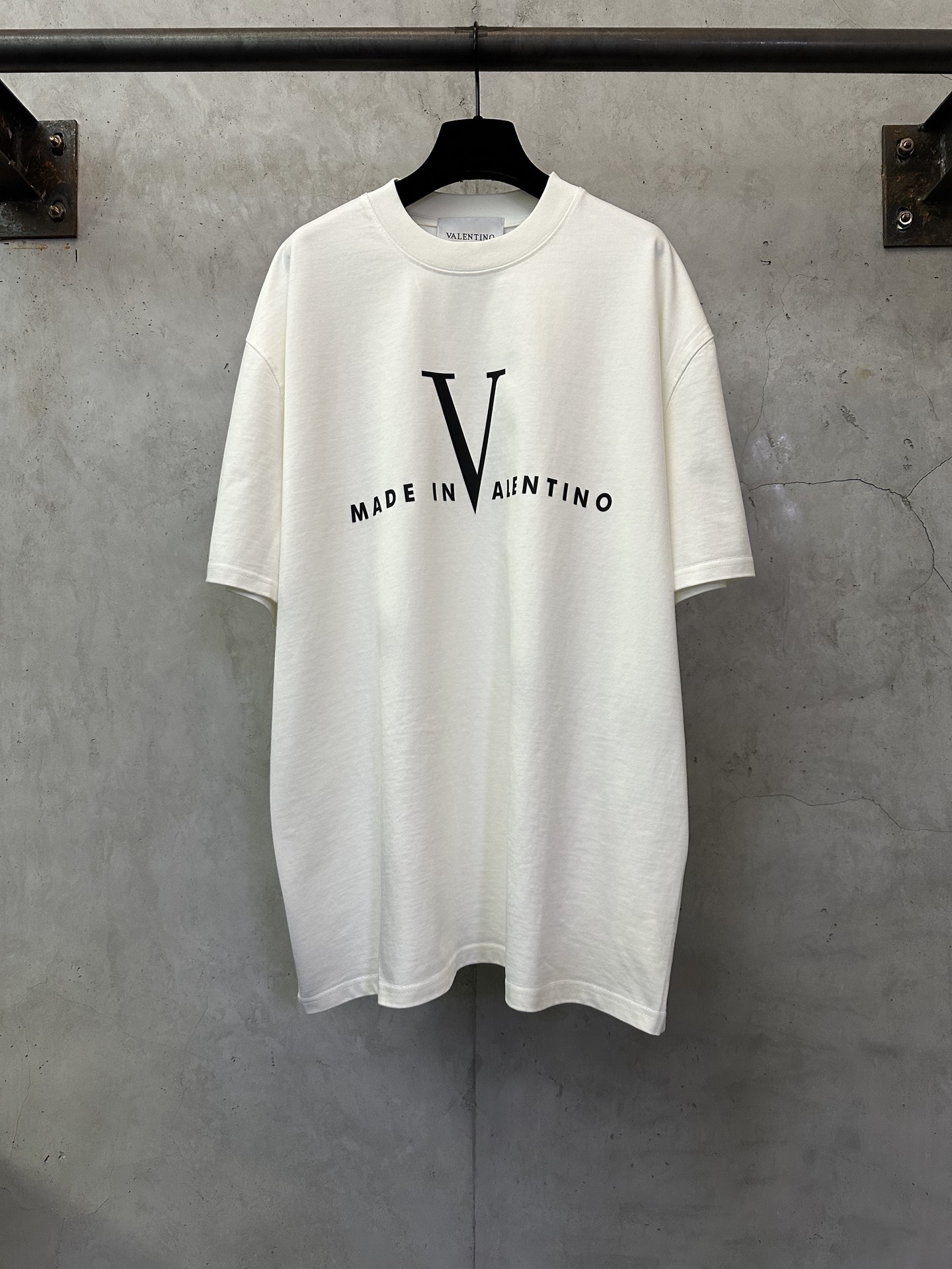VALENTINO 발렌티노 빅 V 레터링 프린트 반팔 티셔츠 의류