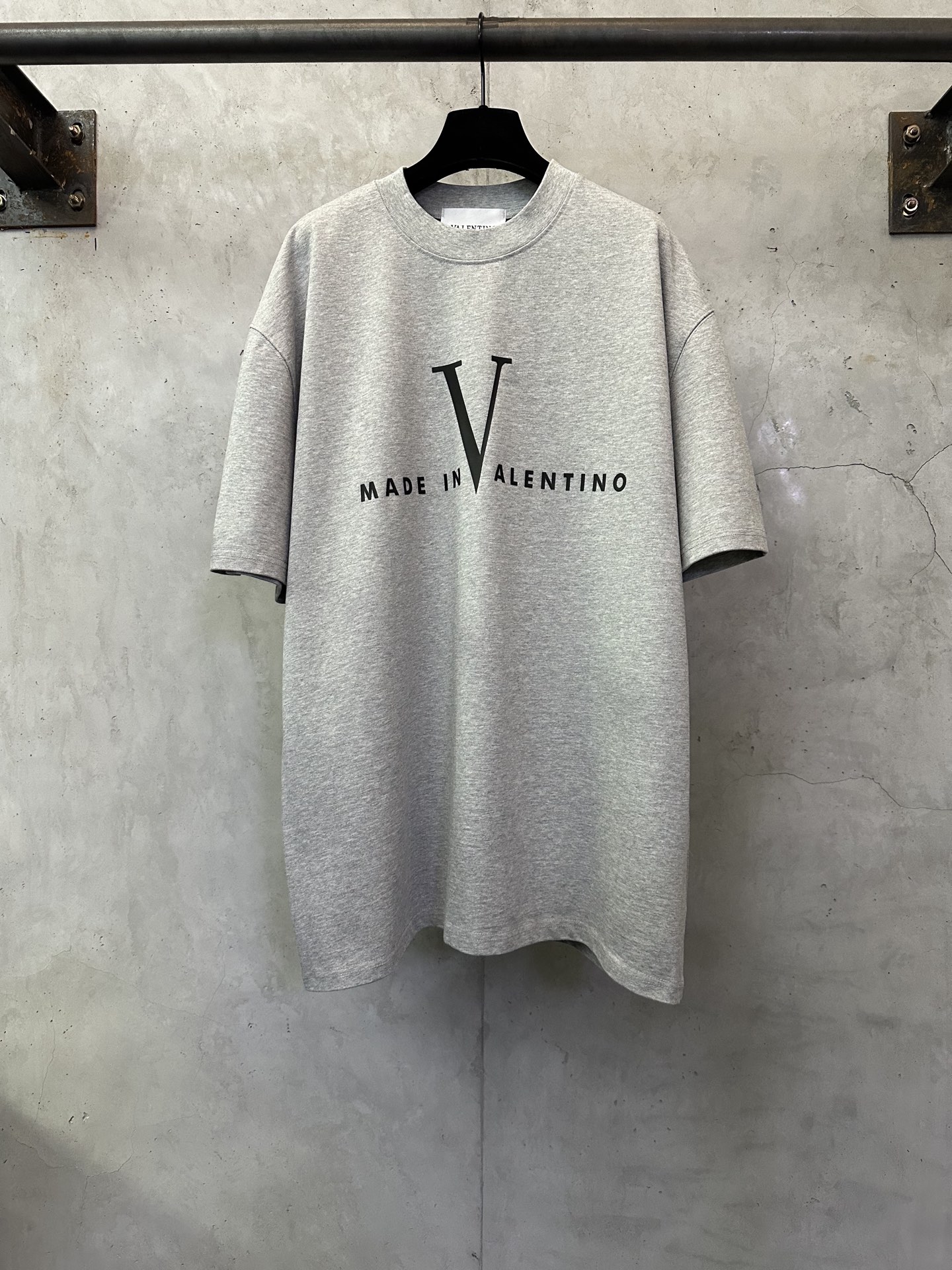 VALENTINO 발렌티노 빅 V 레터링 프린트 반팔 티셔츠 의류