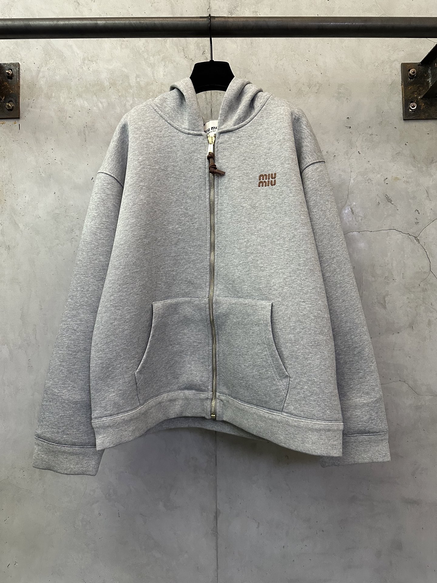 miumiu 미우미우 소가죽 라벨 자수 지퍼 후드 집업 자켓 의류