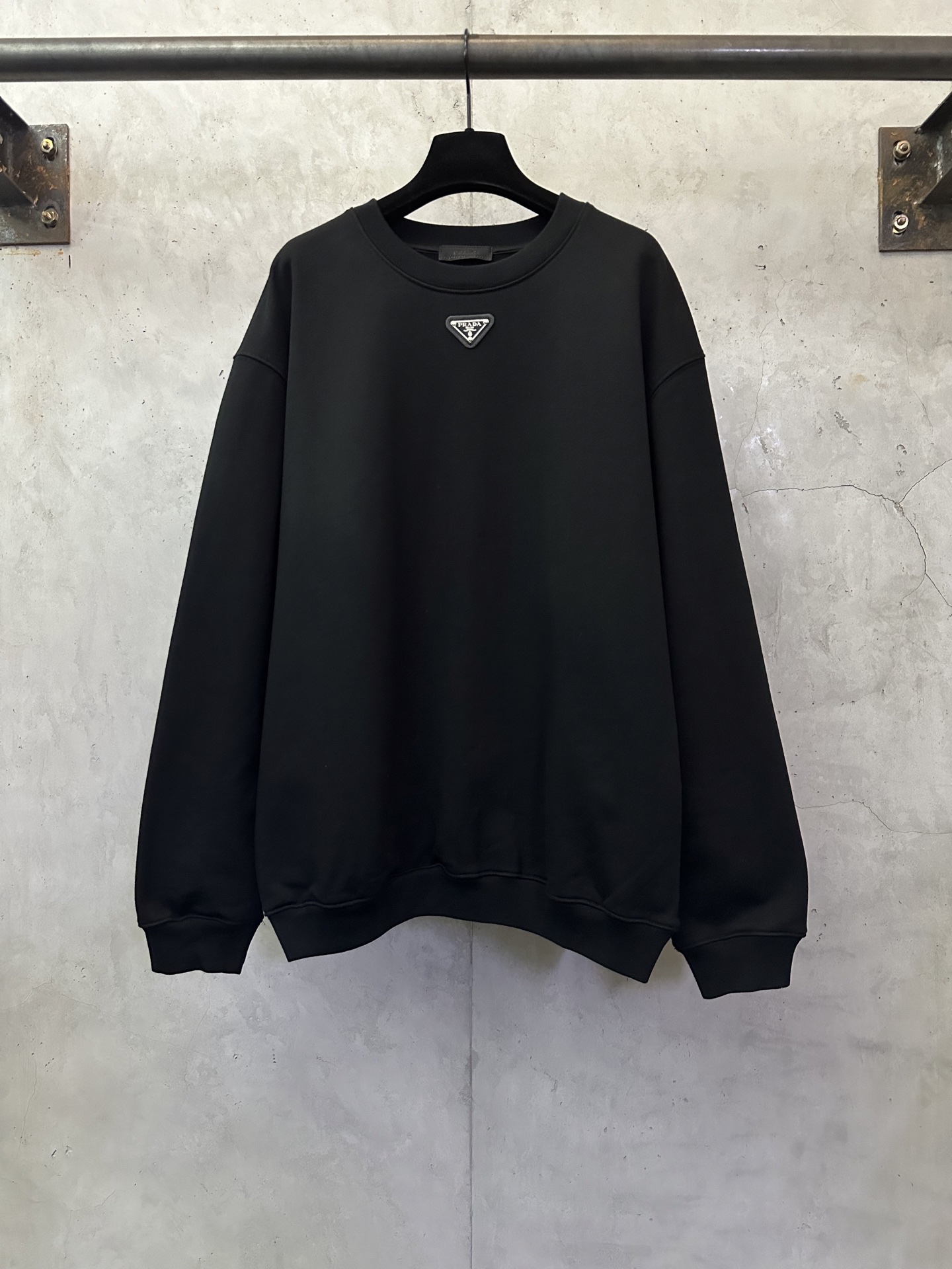 Prada 프라다 실버라벨 가죽 로고 라운드넥 긴팔 맨투맨 티셔츠 의류