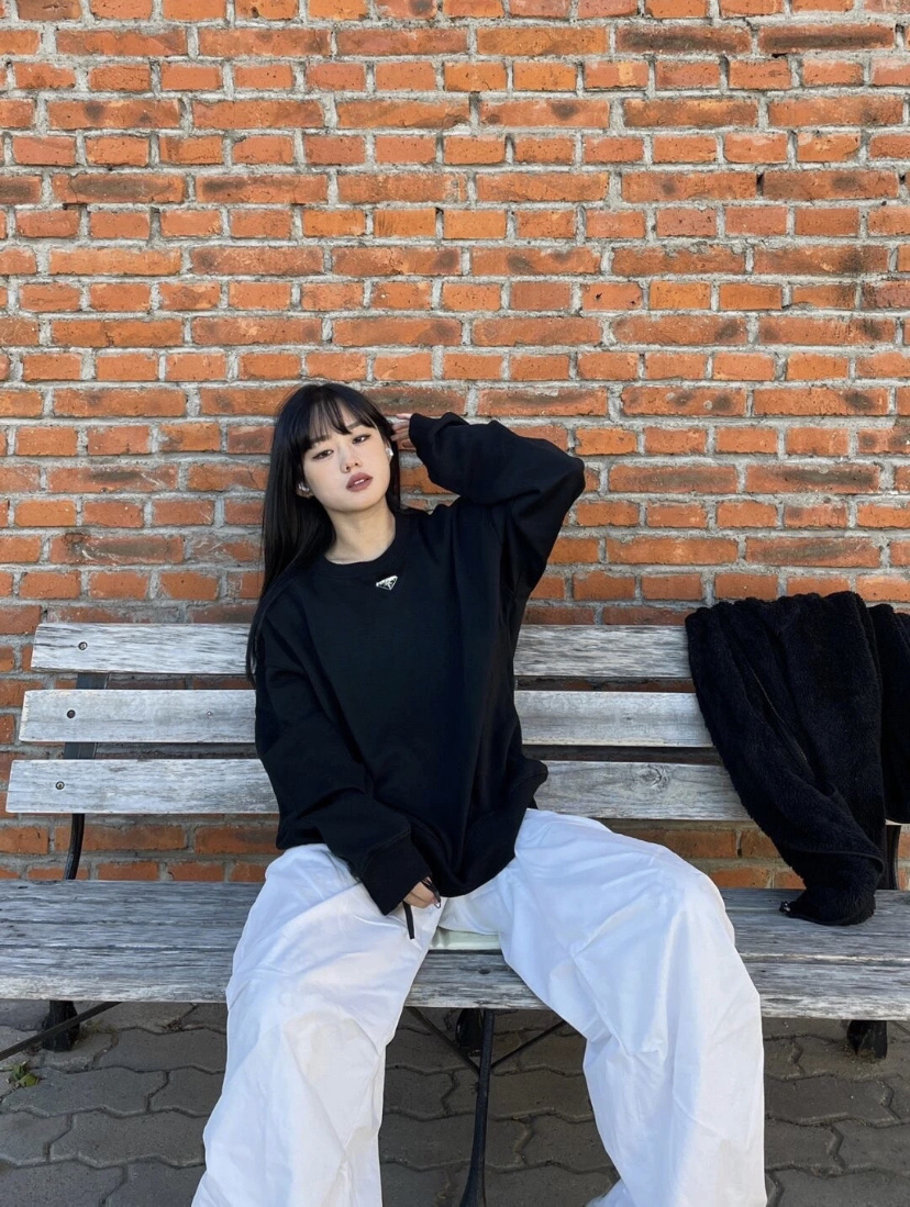 Prada 프라다 실버라벨 가죽 로고 라운드넥 긴팔 맨투맨 티셔츠 의류