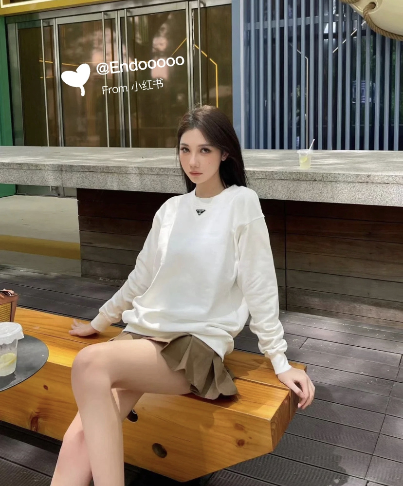 Prada 프라다 실버라벨 가죽 로고 라운드넥 긴팔 맨투맨 티셔츠 의류