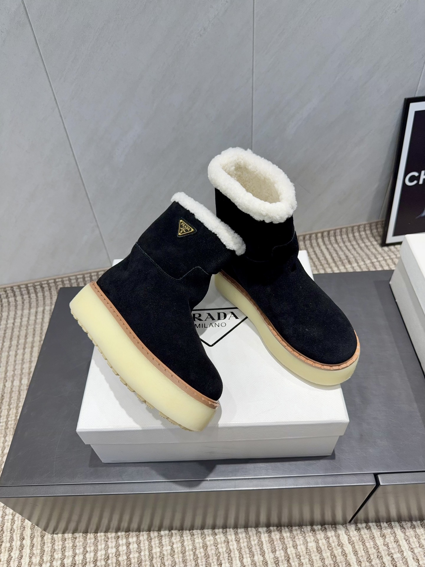 PRADA 프라다 삼각 버클 두꺼운 굽 숏부츠 신발