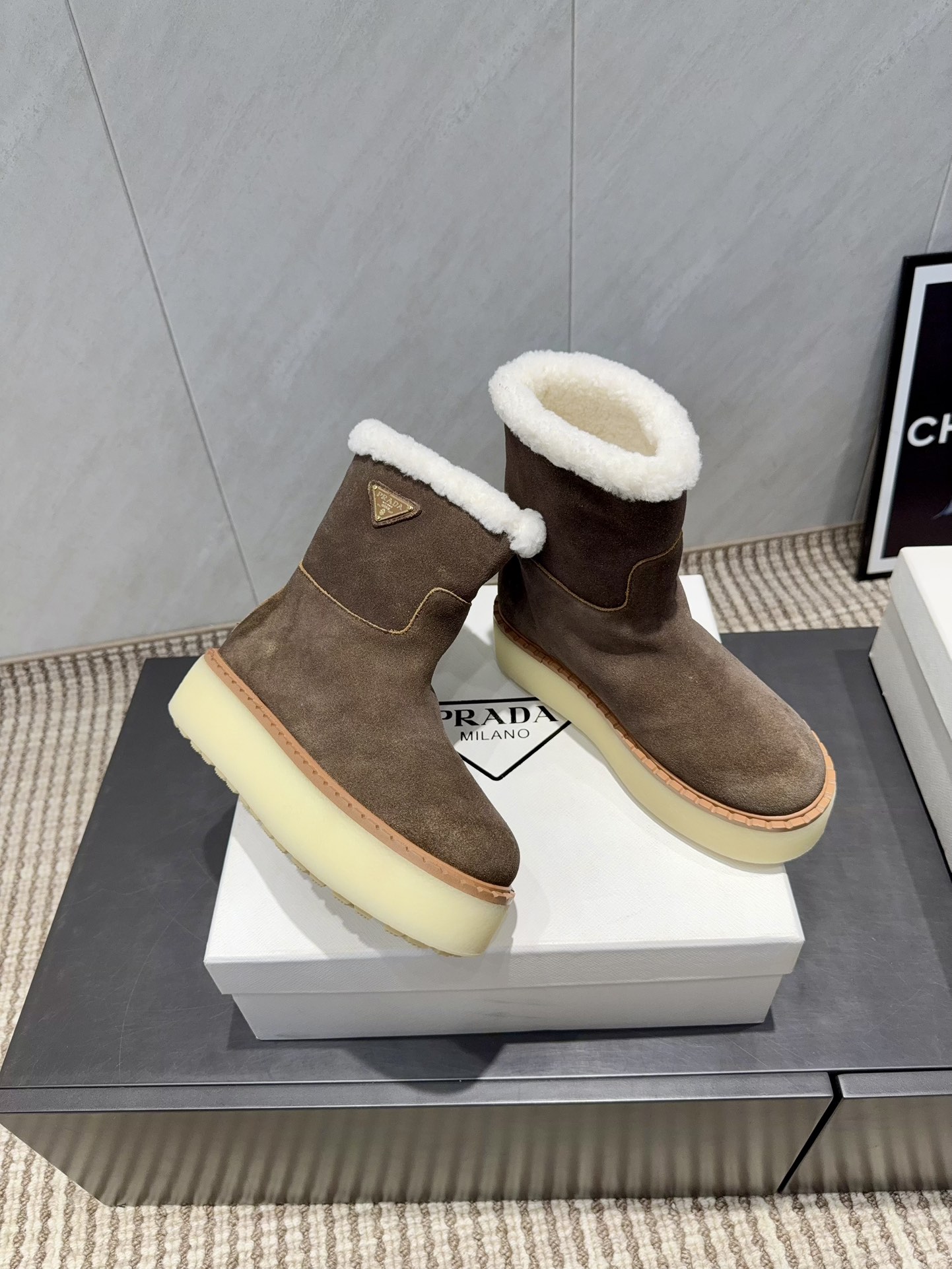 PRADA 프라다 삼각 버클 두꺼운 굽 숏부츠 신발