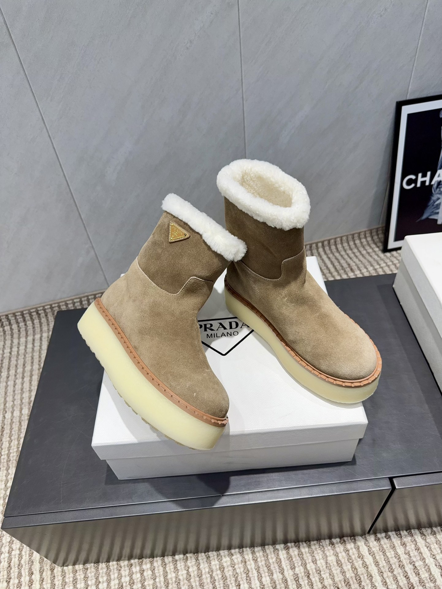 PRADA 프라다 삼각 버클 두꺼운 굽 숏부츠 신발