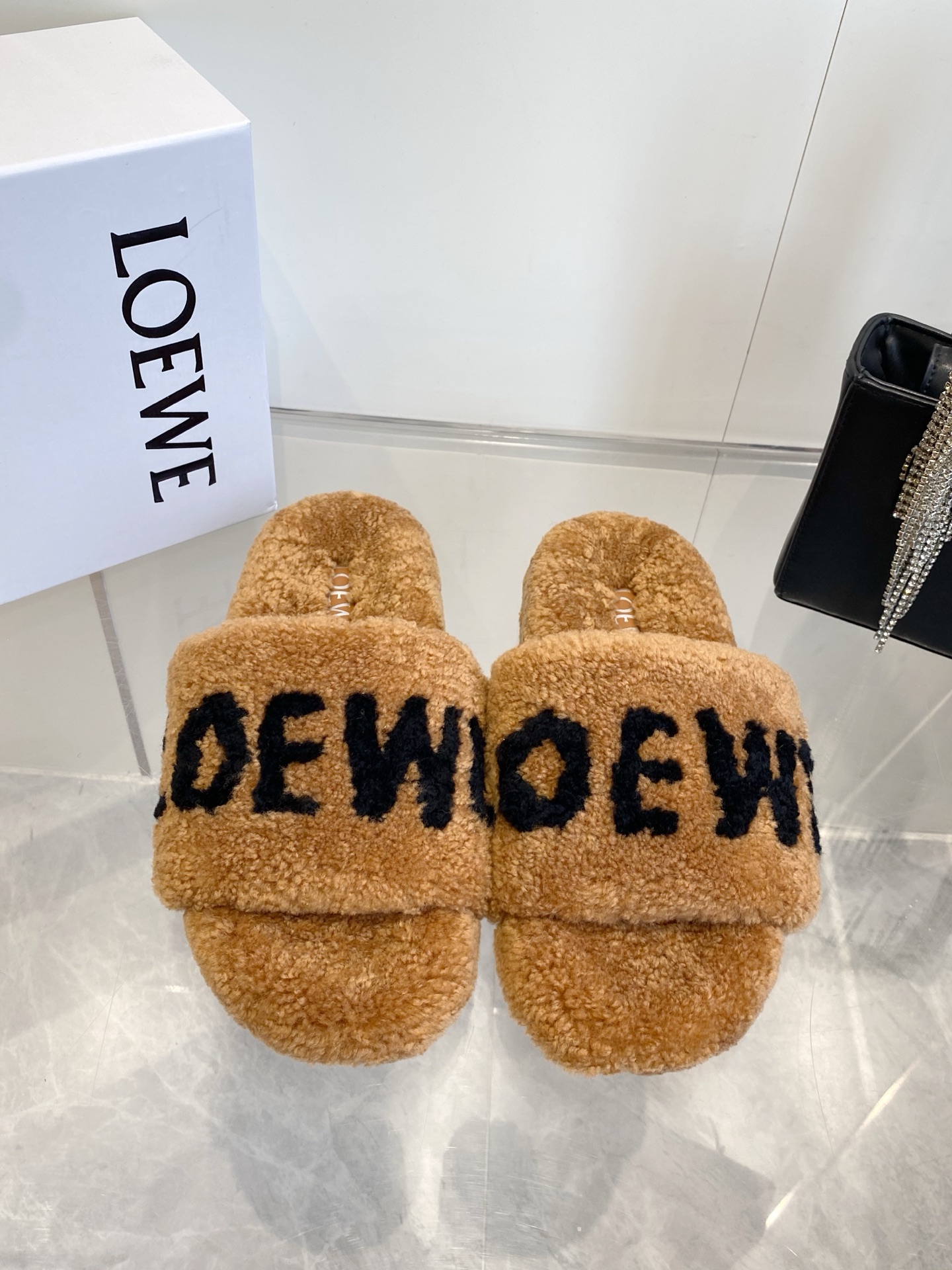 LOEWE 로에베 레터링 퍼 슬리퍼 신발