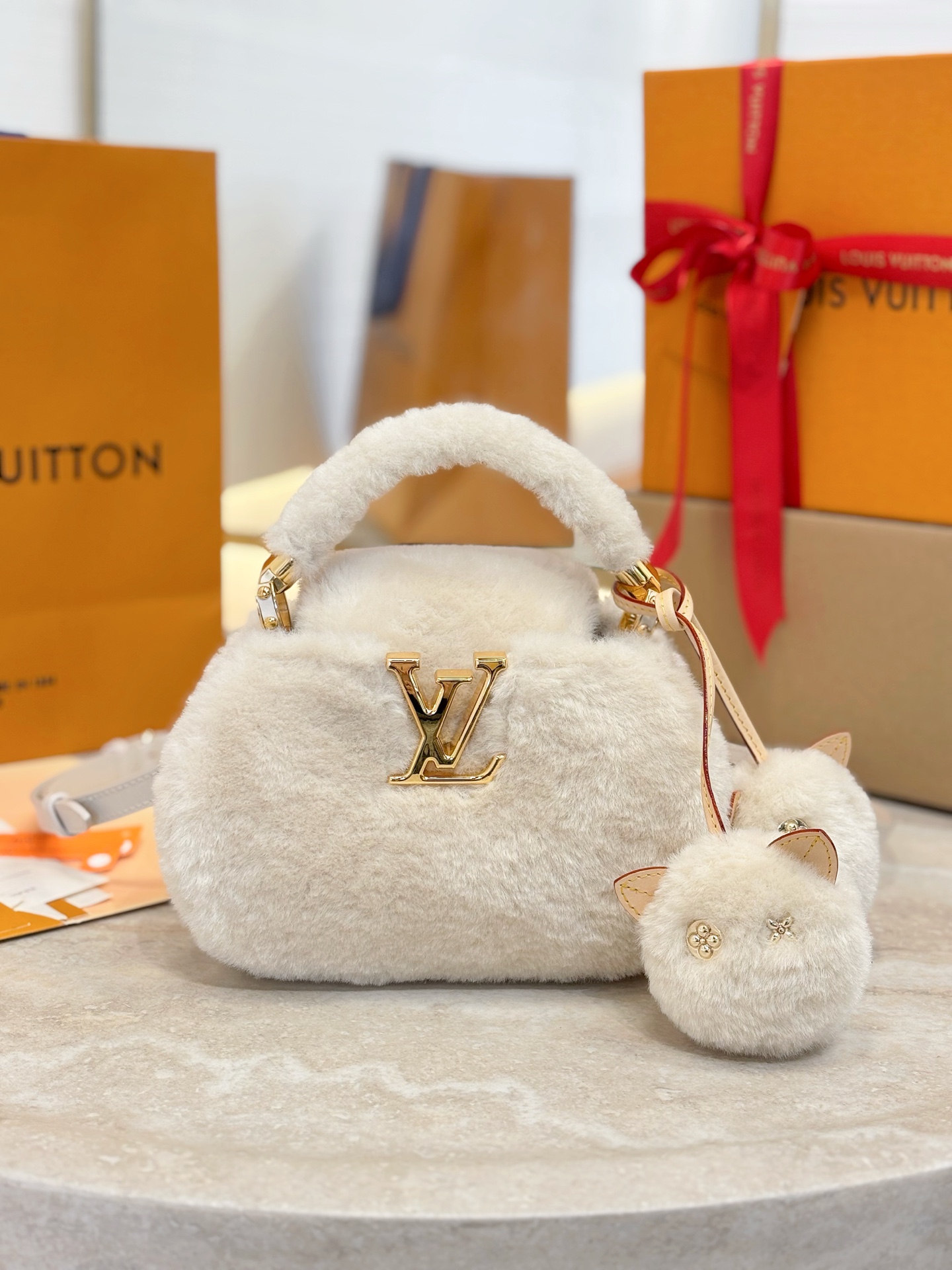 LV Capucines Snow CAPUSNOW 루이비통 핸드백 숄더백 가방 (M26324)