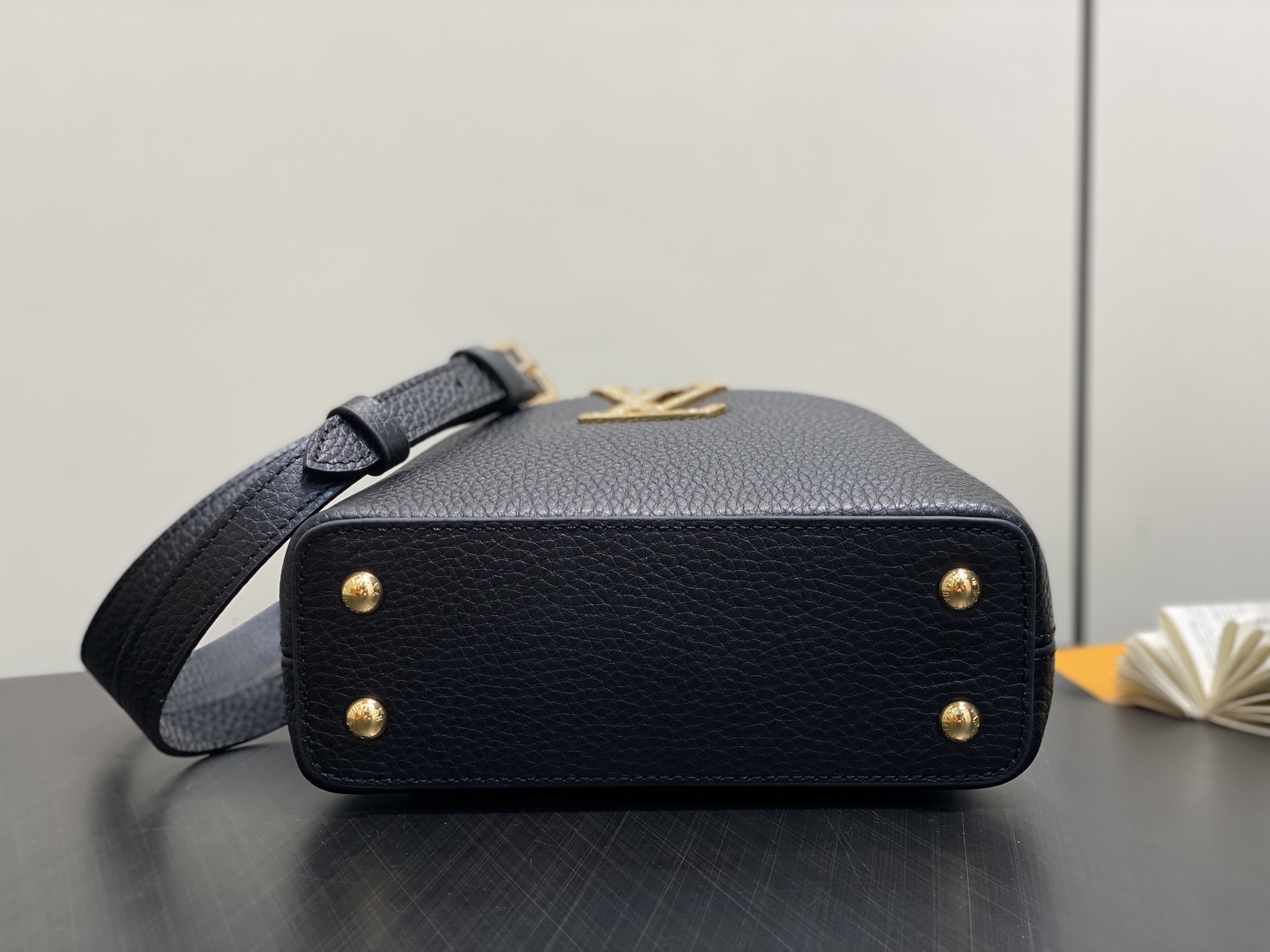 LV Capucines Mini Handbag (LV 루이비통 카퓌신 미니 핸드백 가방) - M14177 21cm