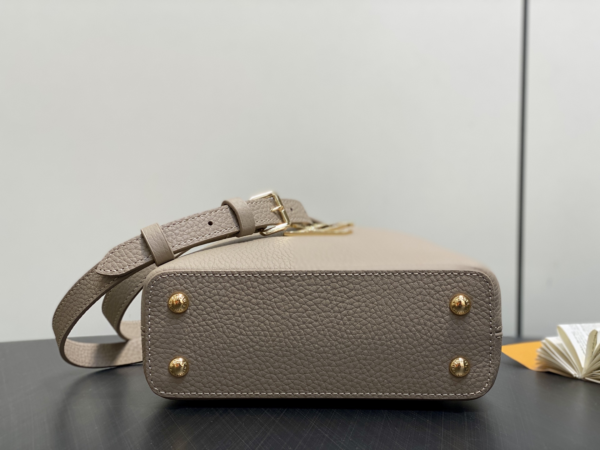 LV Capucines Mini Handbag (LV 루이비통 카퓌신 미니 핸드백 가방) - M14177 21cm