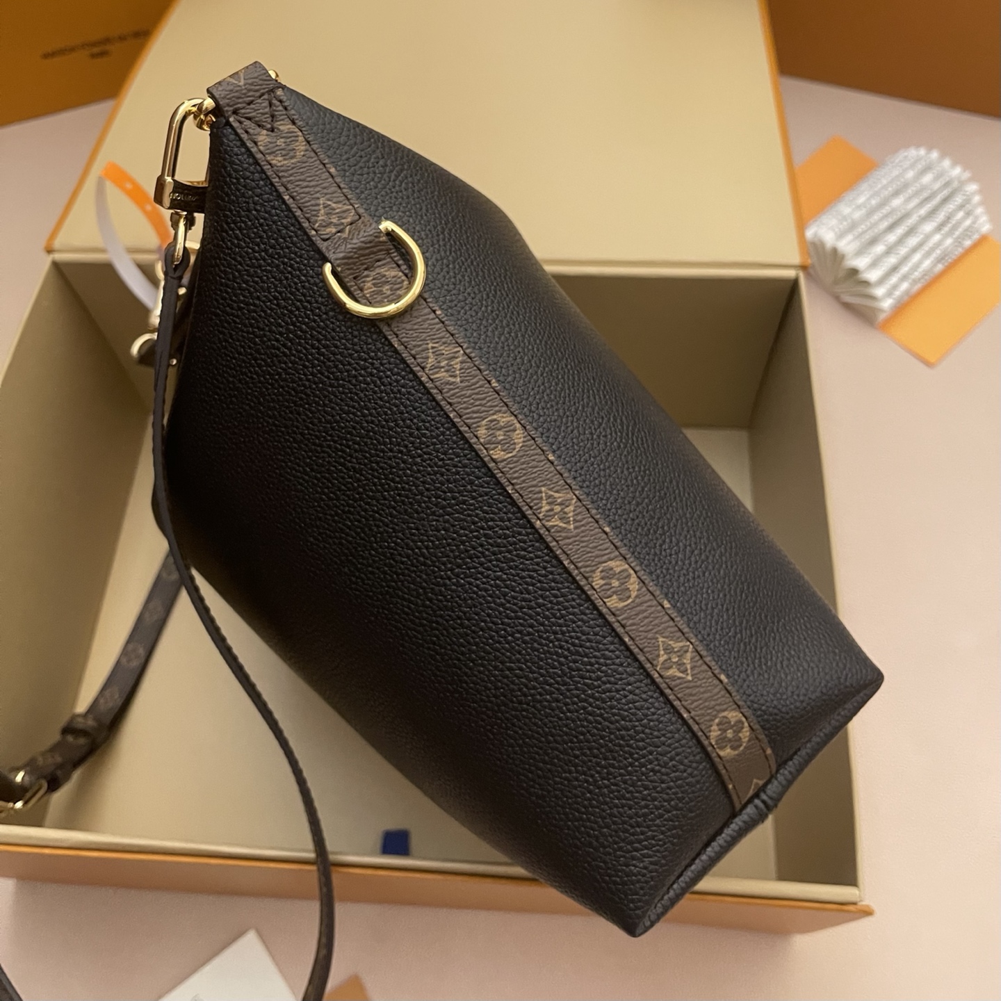 LV Multipass Handbag (LV 루이비통 멀티패스 핸드백) - M28029 가방