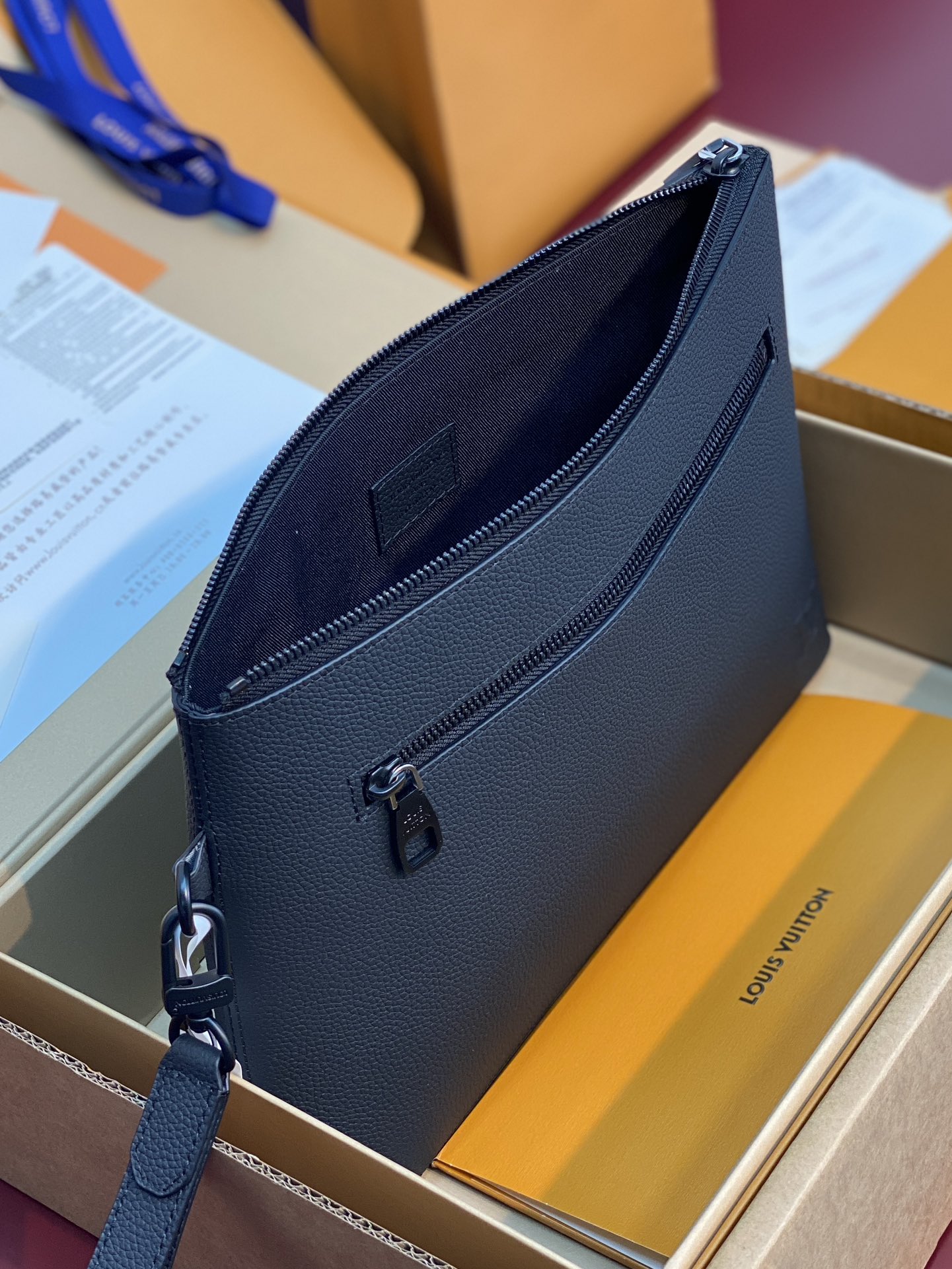 LV Takeoff Pouch (LV 루이비통 테이크오프 클러치) - M25955 가방