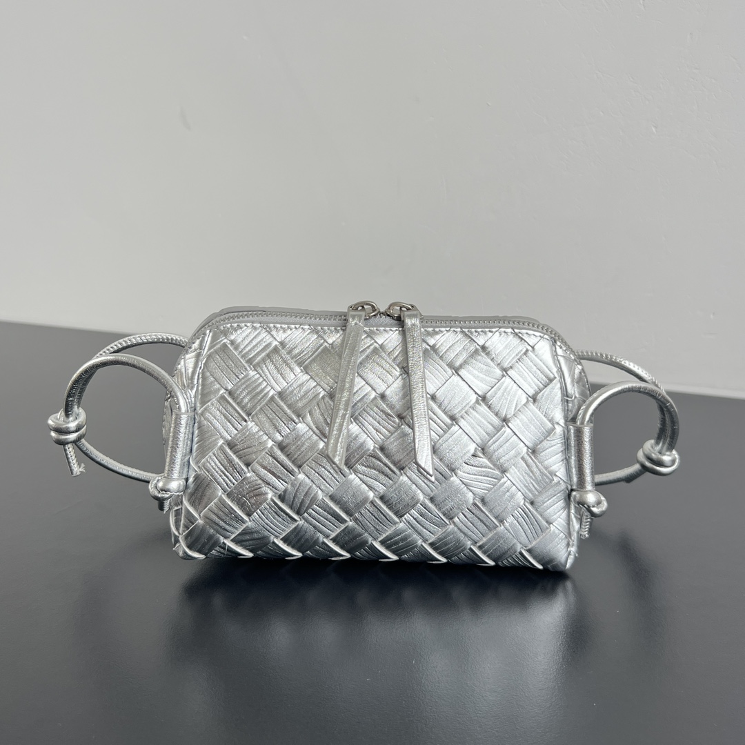 BOTTEGA VENETA BV Concert Pouch (보테가 베네타 콘서트 파우치 백 가방) - 794258