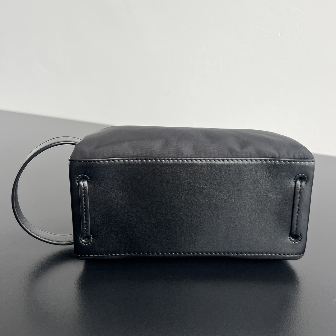 BOTTEGA VENETA BV 보테가 베네타 초경량 나일론 워시백 - 806369 가방