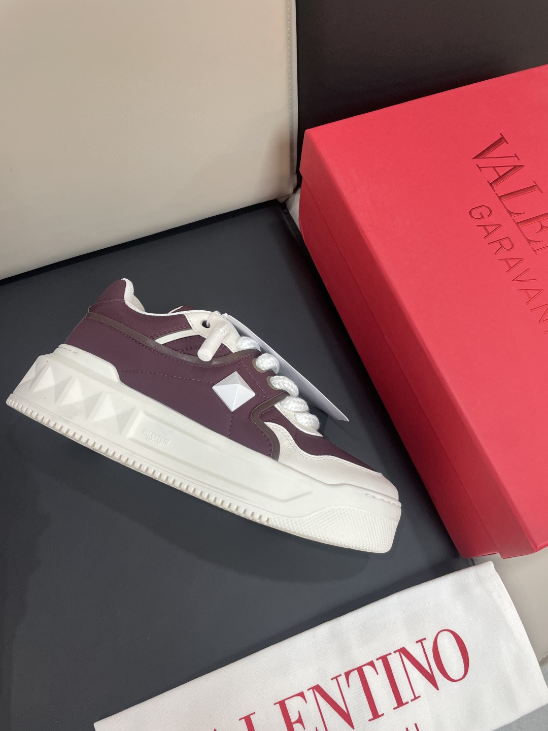 발렌티노(Valentino Garavani) 원스터드(ONE STUD) 스니커즈 신발