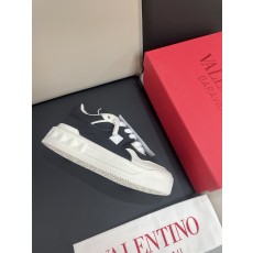 발렌티노(Valentino Garavani) 원스터드(ONE STUD) 스니커즈 신발