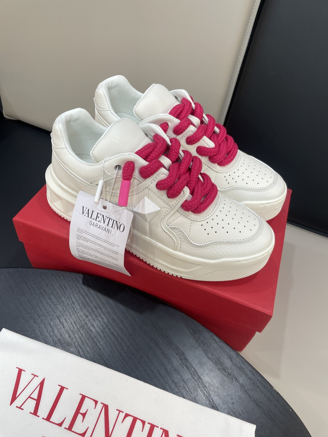 Valentino Garavani 발렌티노 가라바니 원스터드(ONE STUD) 신상 스니커즈 신발